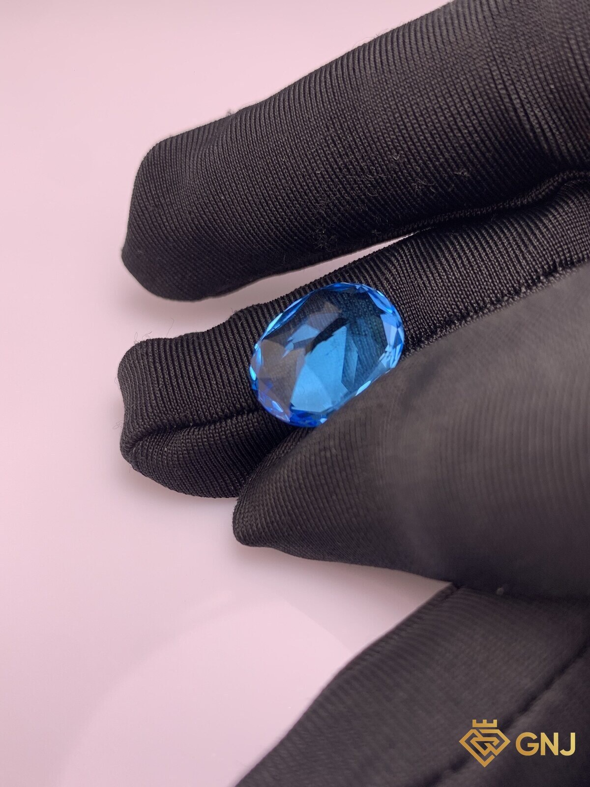 Đá Topaz xanh tự nhiên 16,9ct — cầm trên tay, mặt sau