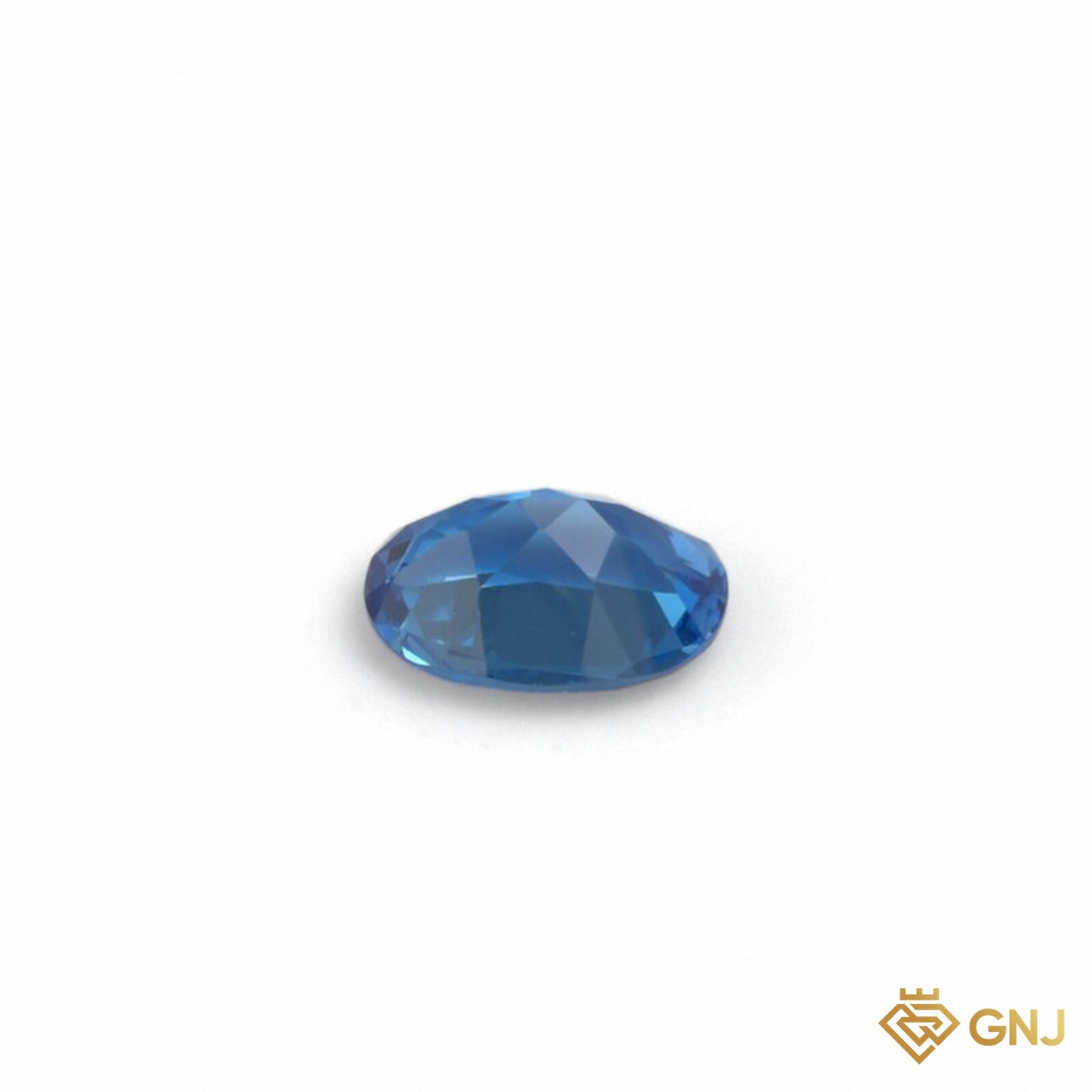 Đá Topaz xanh tự nhiên 17,3ct — mặt sau (pavilion) trên nền trắng