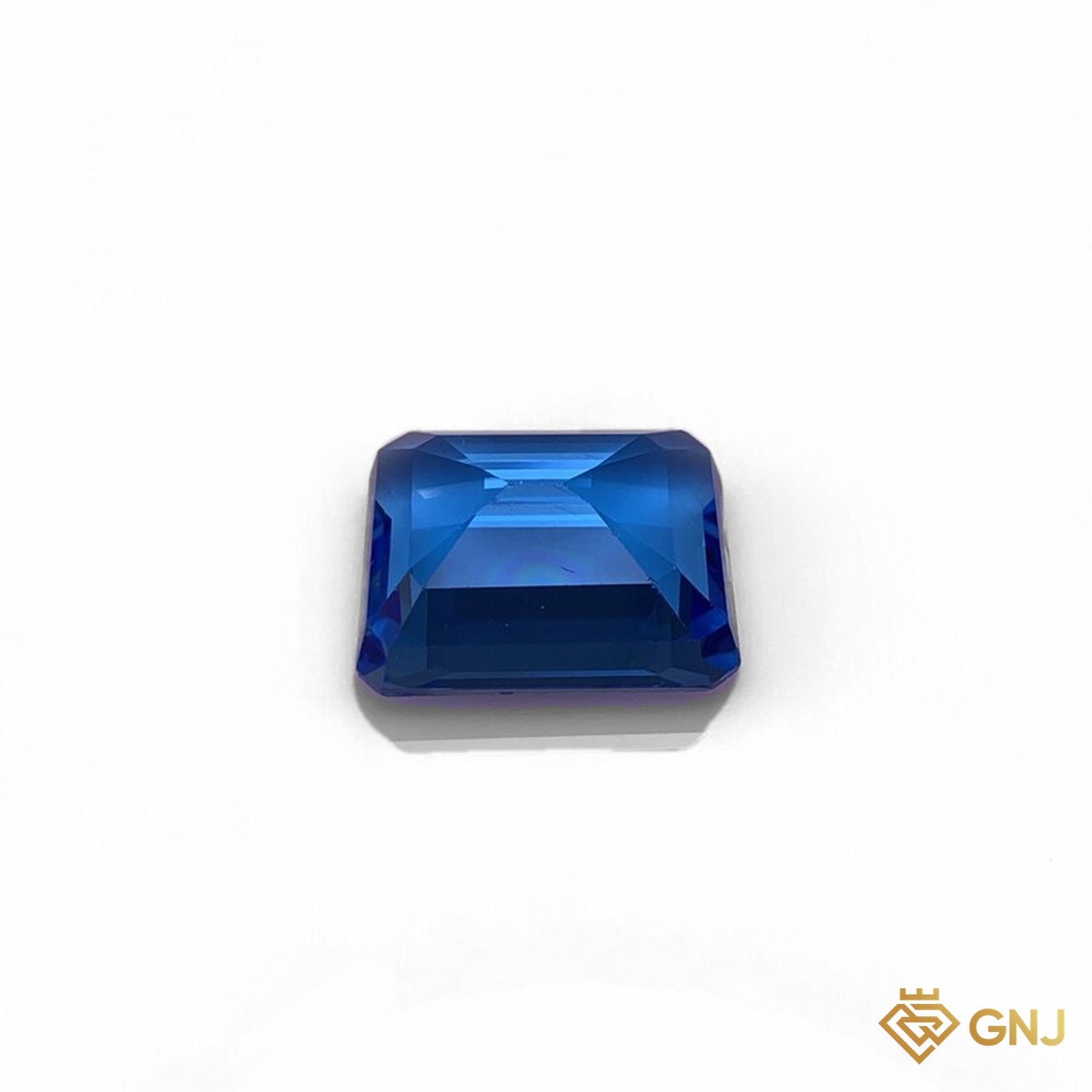 Đá Topaz xanh tự nhiên 18,35ct — mặt sau (pavilion) trên nền trắng