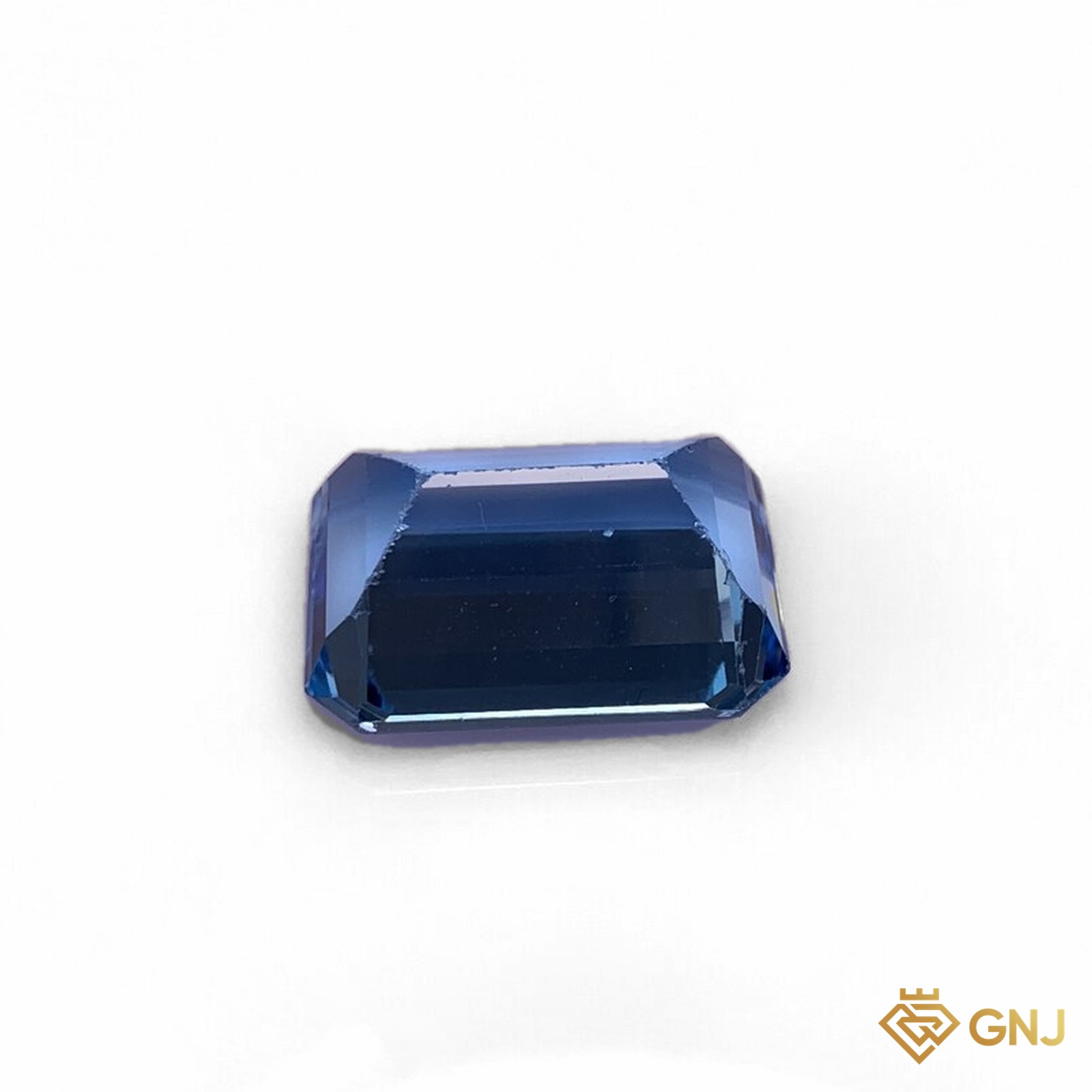 Đá Topaz xanh tự nhiên 20,55ct — mặt sau (pavilion) trên nền trắng