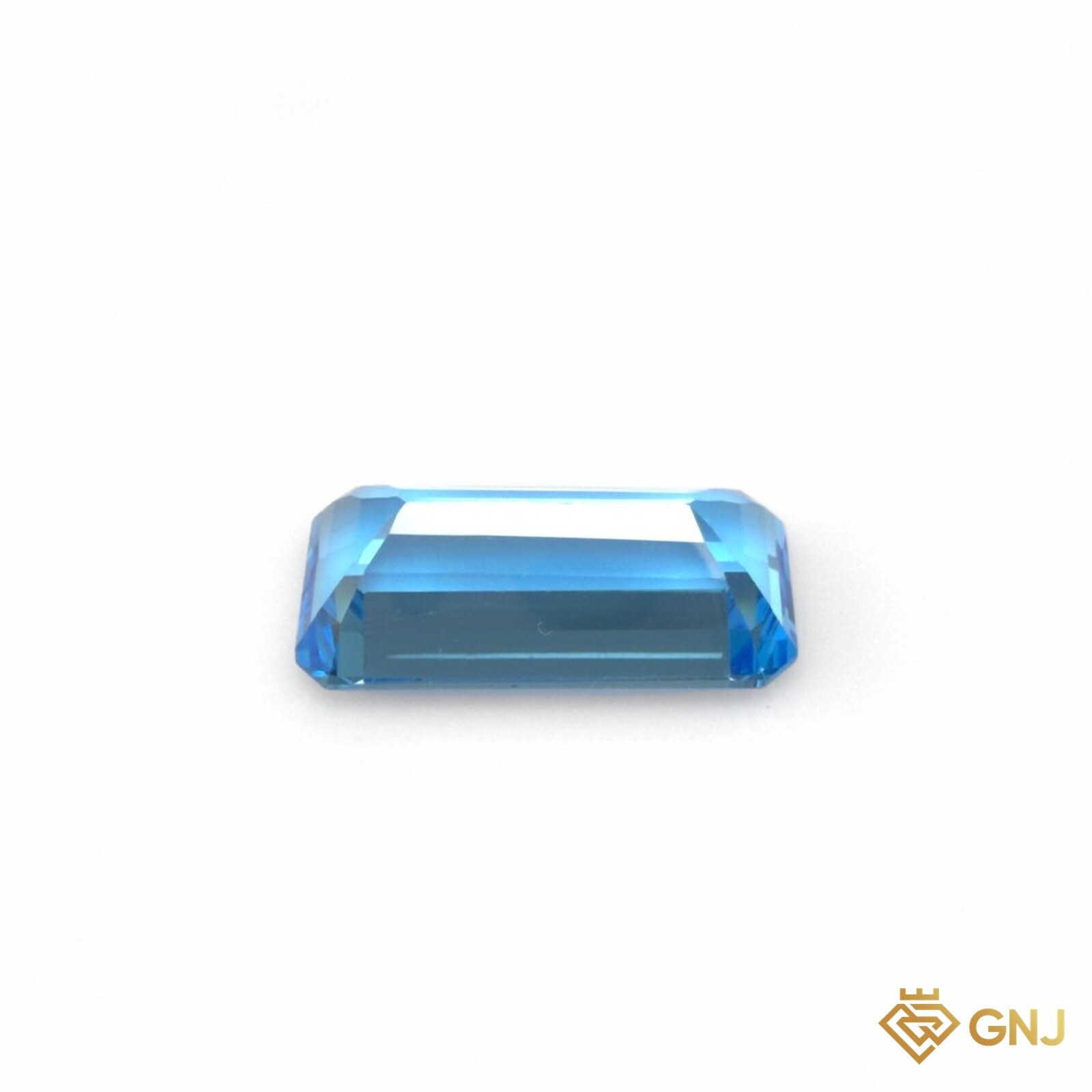 Đá Topaz xanh tự nhiên 28,45ct — mặt sau (pavilion) trên nền trắng