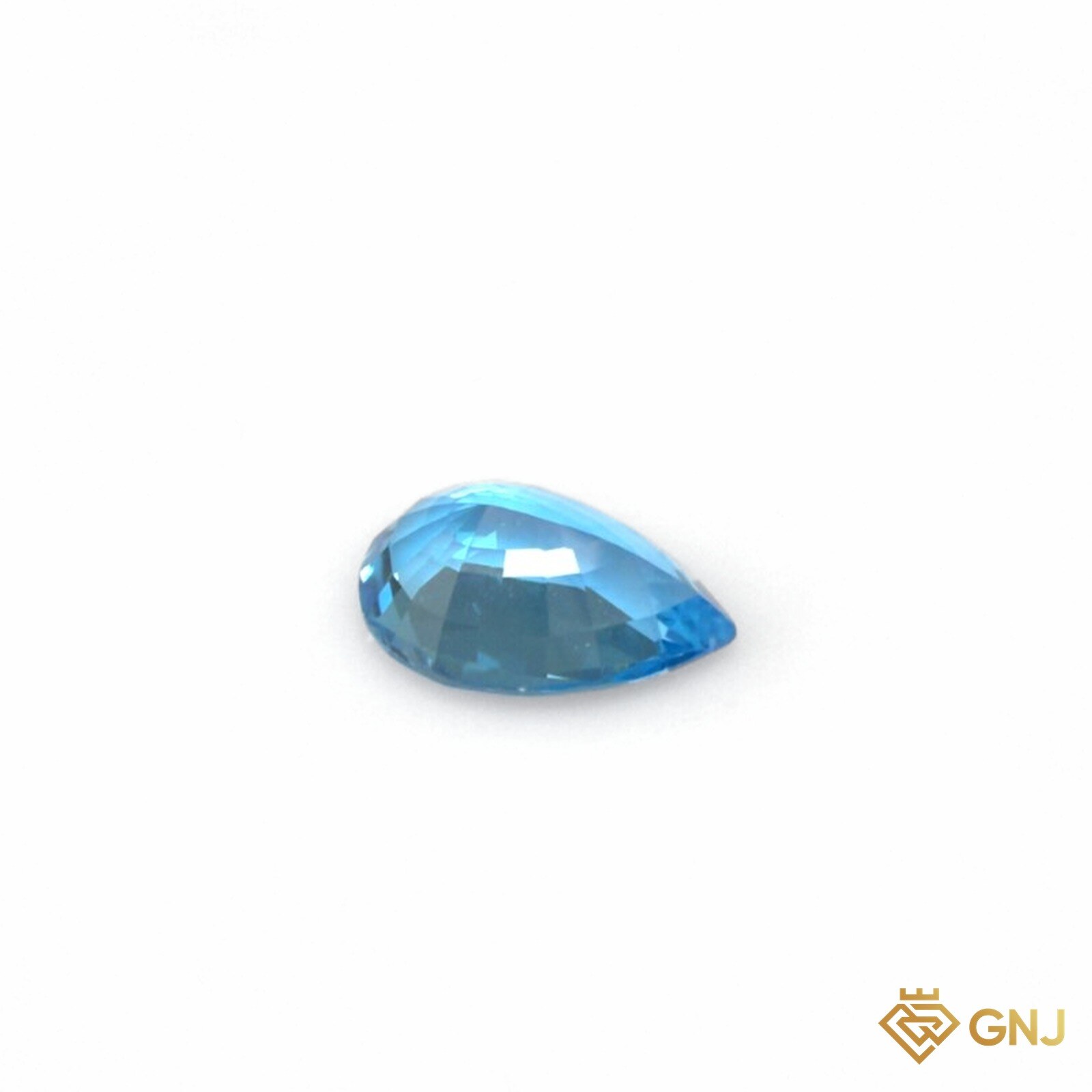 Đá Topaz xanh tự nhiên 9,4ct — mặt sau (pavilion) trên nền trắng