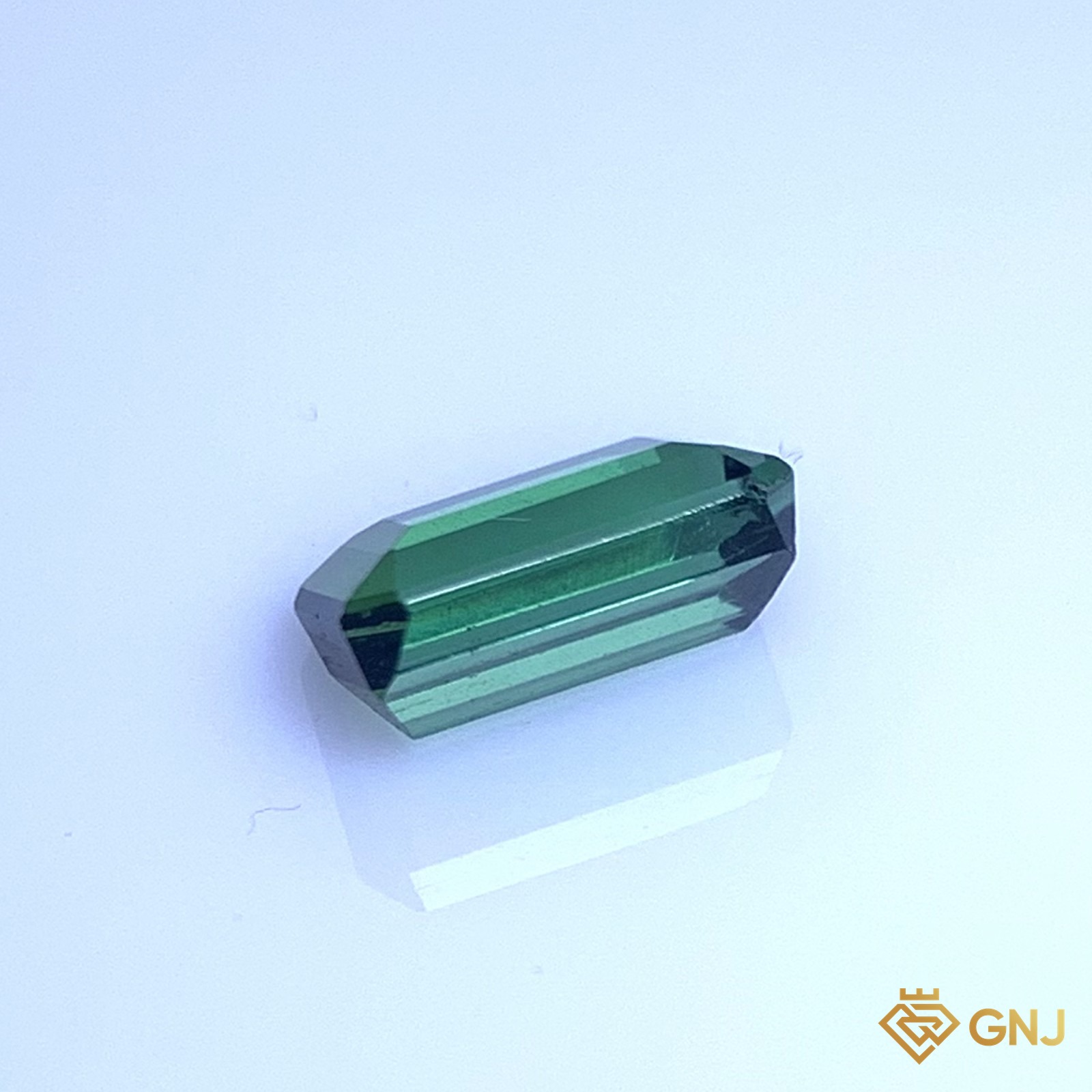 Đá Tourmaline Xanh Lá Tự Nhiên - góc nghiêng trái