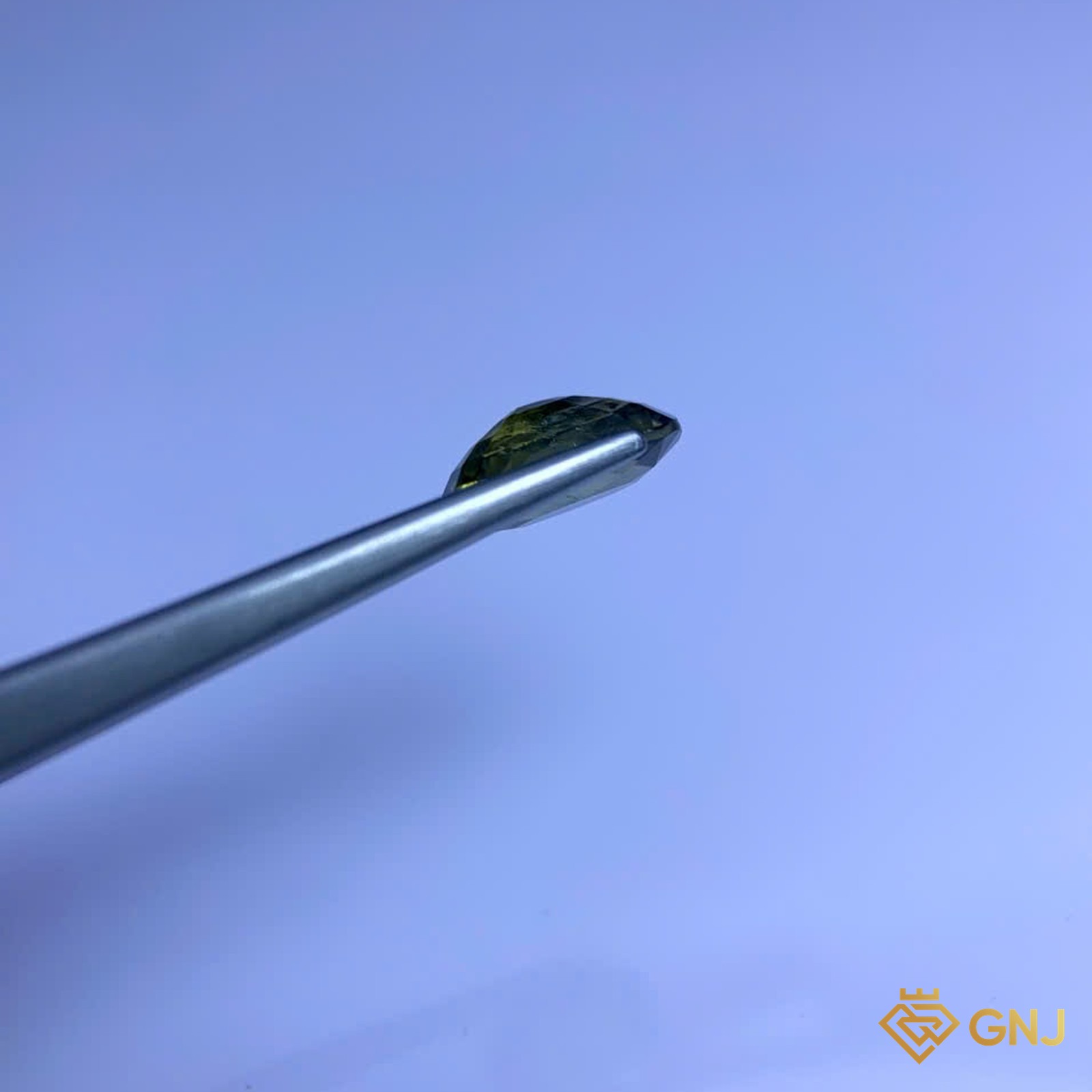 Đá Tourmaline Xanh Nhạt Tự Nhiên - góc nghiêng