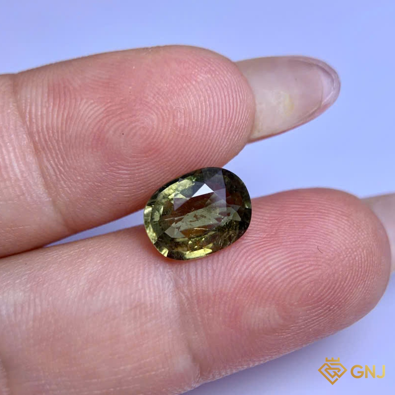 Đá Tourmaline Xanh Nhạt Tự Nhiên - trên tay