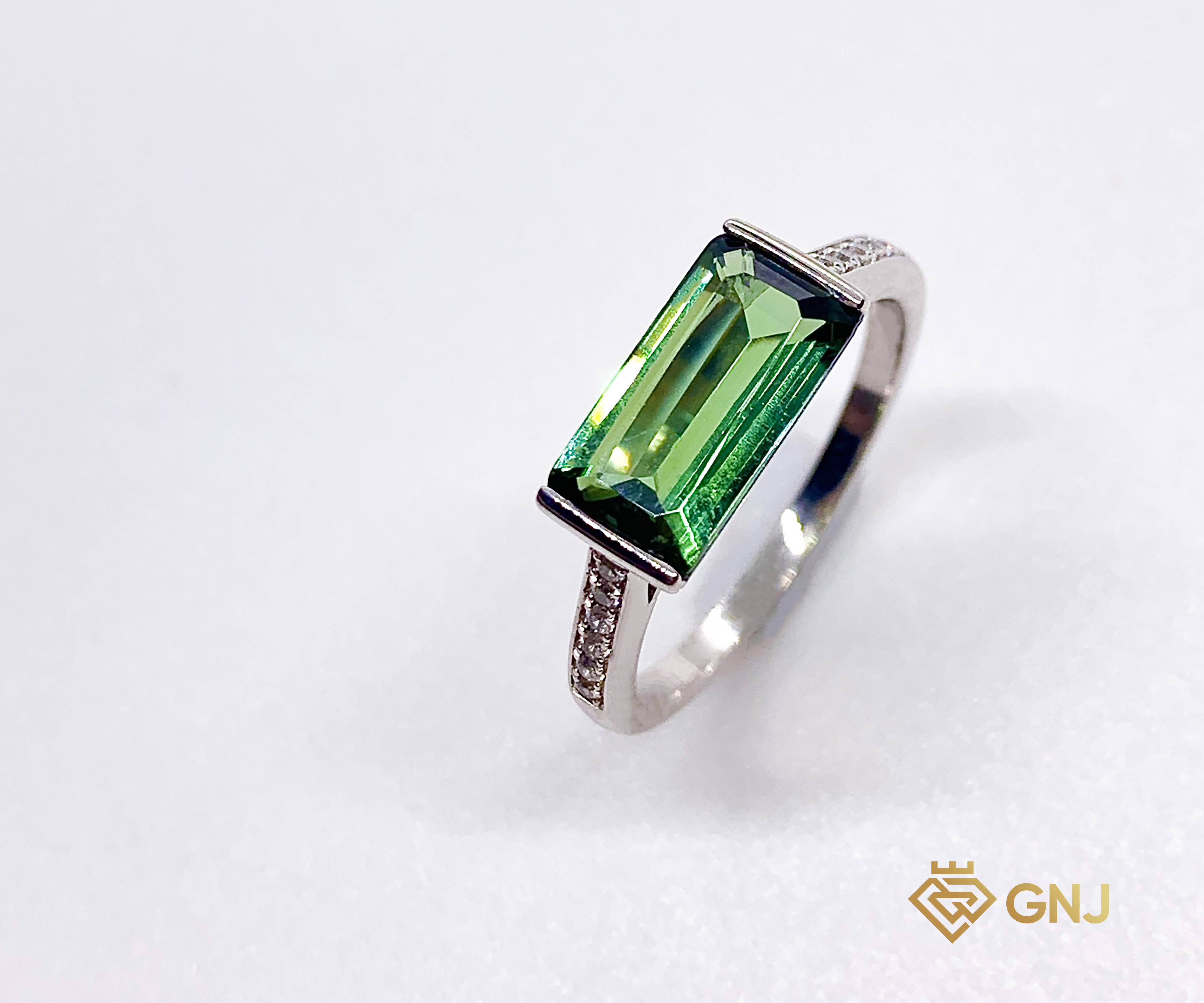 Nhẫn Tourmaline May Mắn — mặt trước, đá quý tự nhiên có kiểm định GNJ
