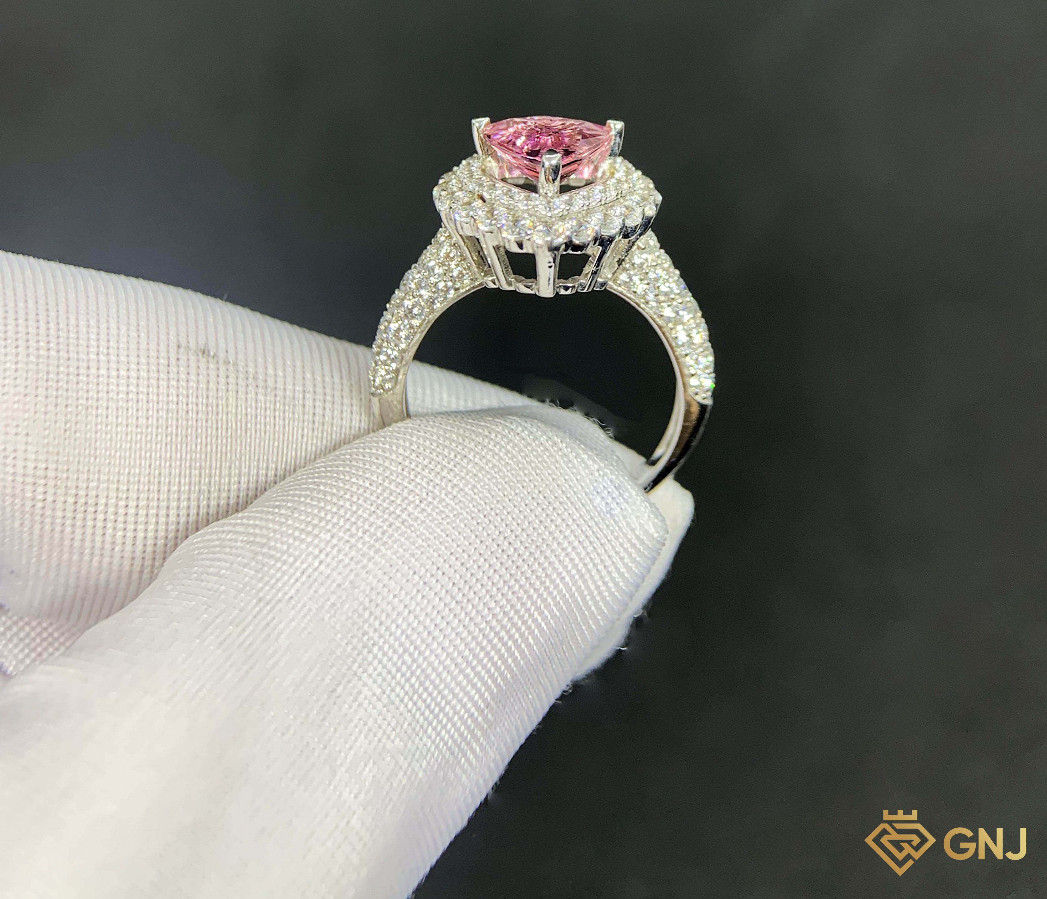 Nhẫn đá Tourmaline hồng tím tam giác