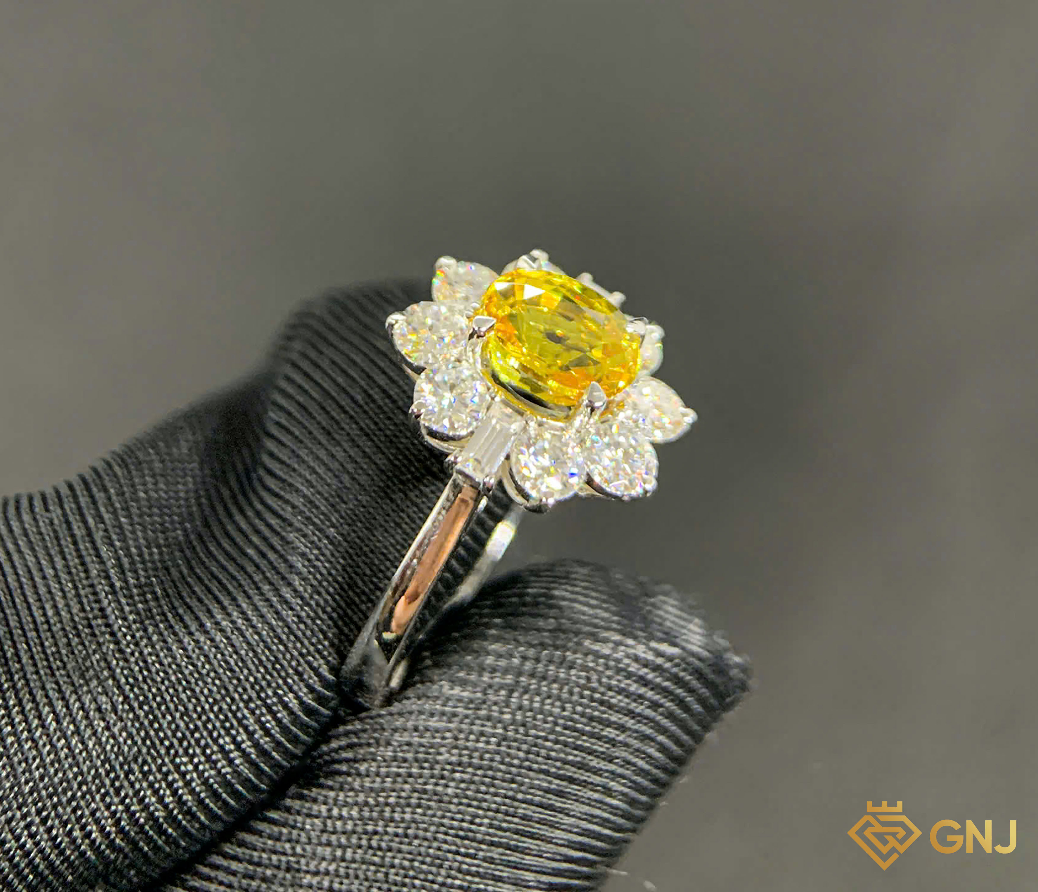 Nhẫn vàng đính đá Sapphire vàng tự nhiên