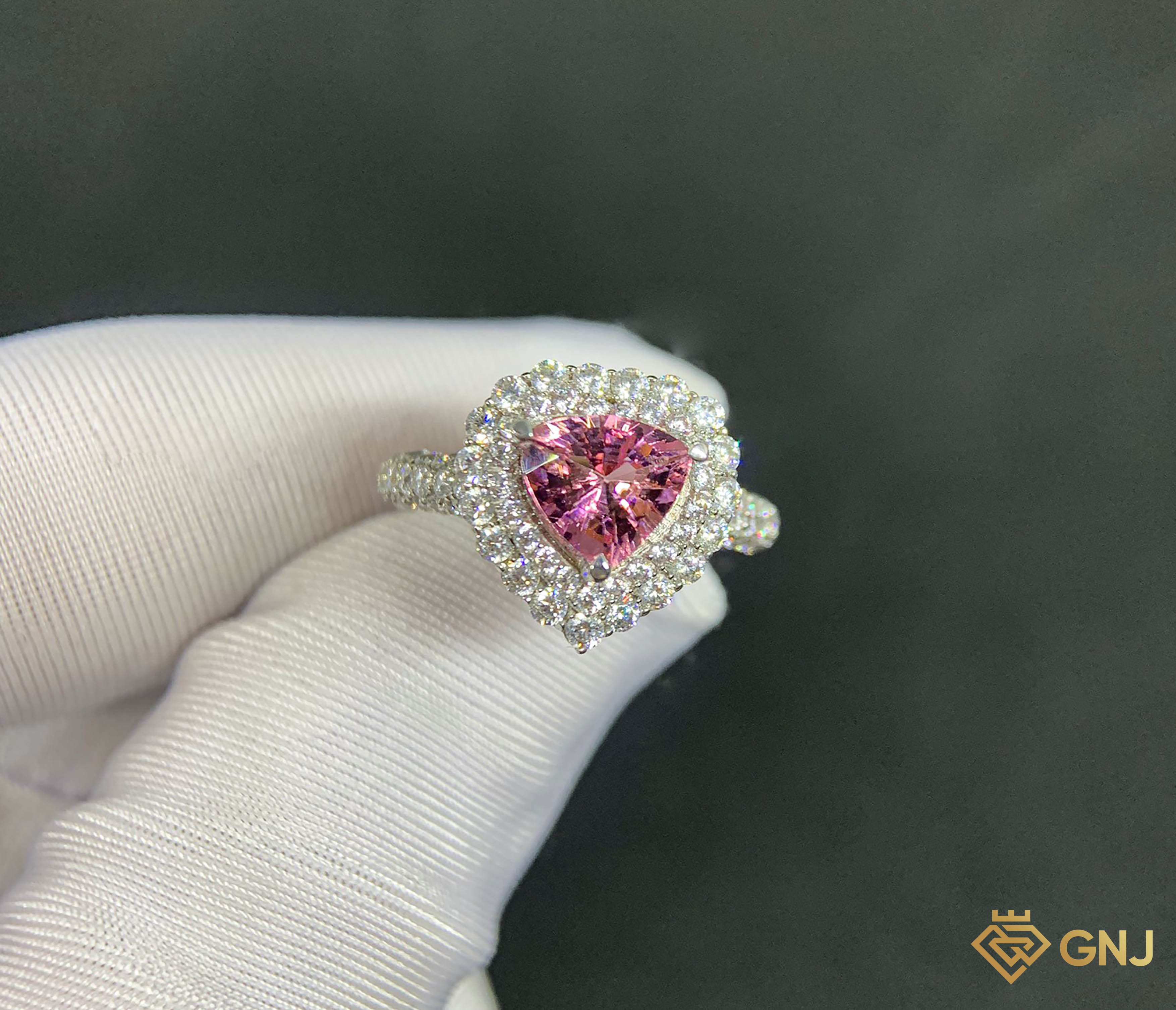 Nhẫn đá Tourmaline hồng tím tam giác