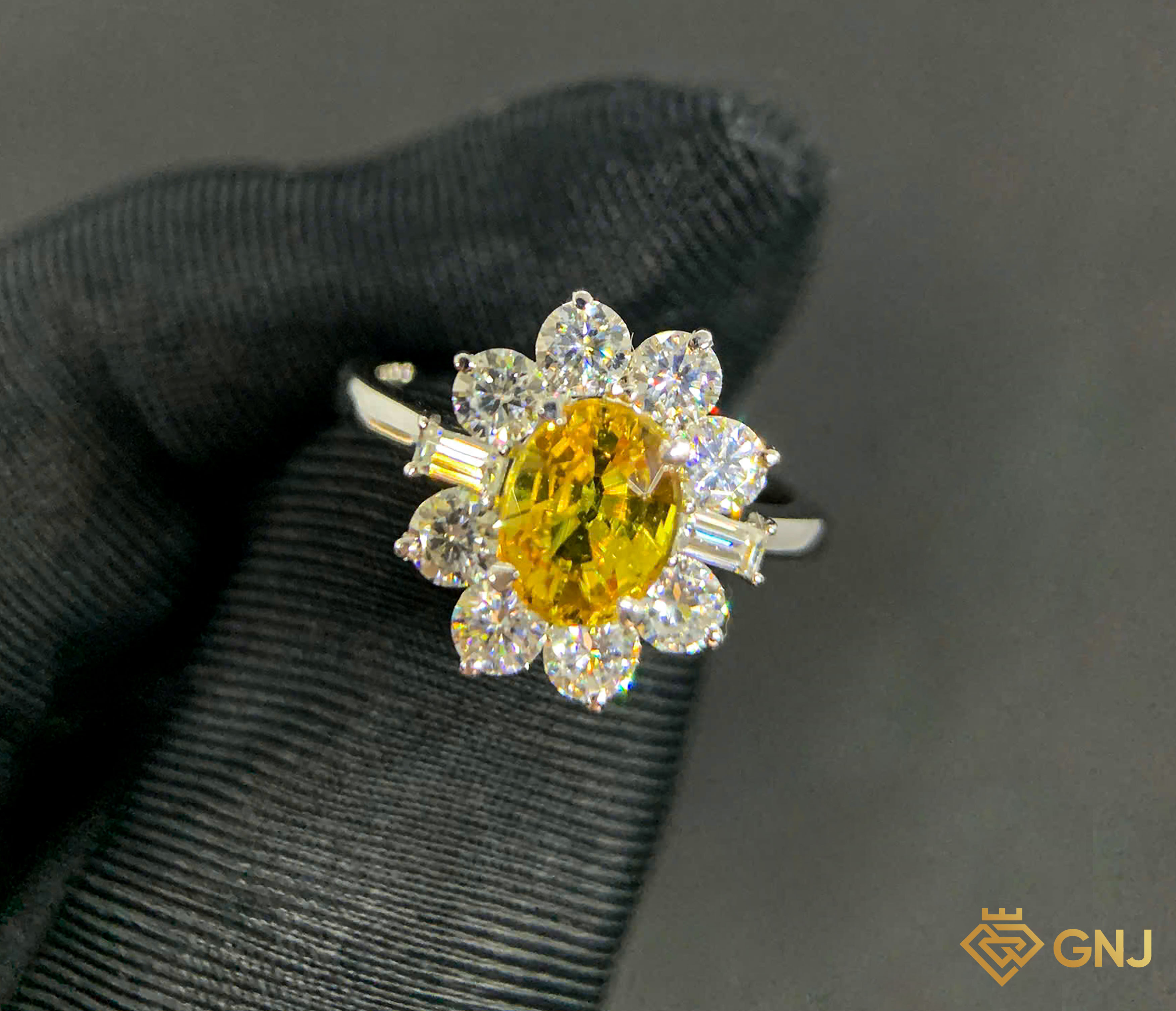 Nhẫn vàng đính đá Sapphire vàng tự nhiên