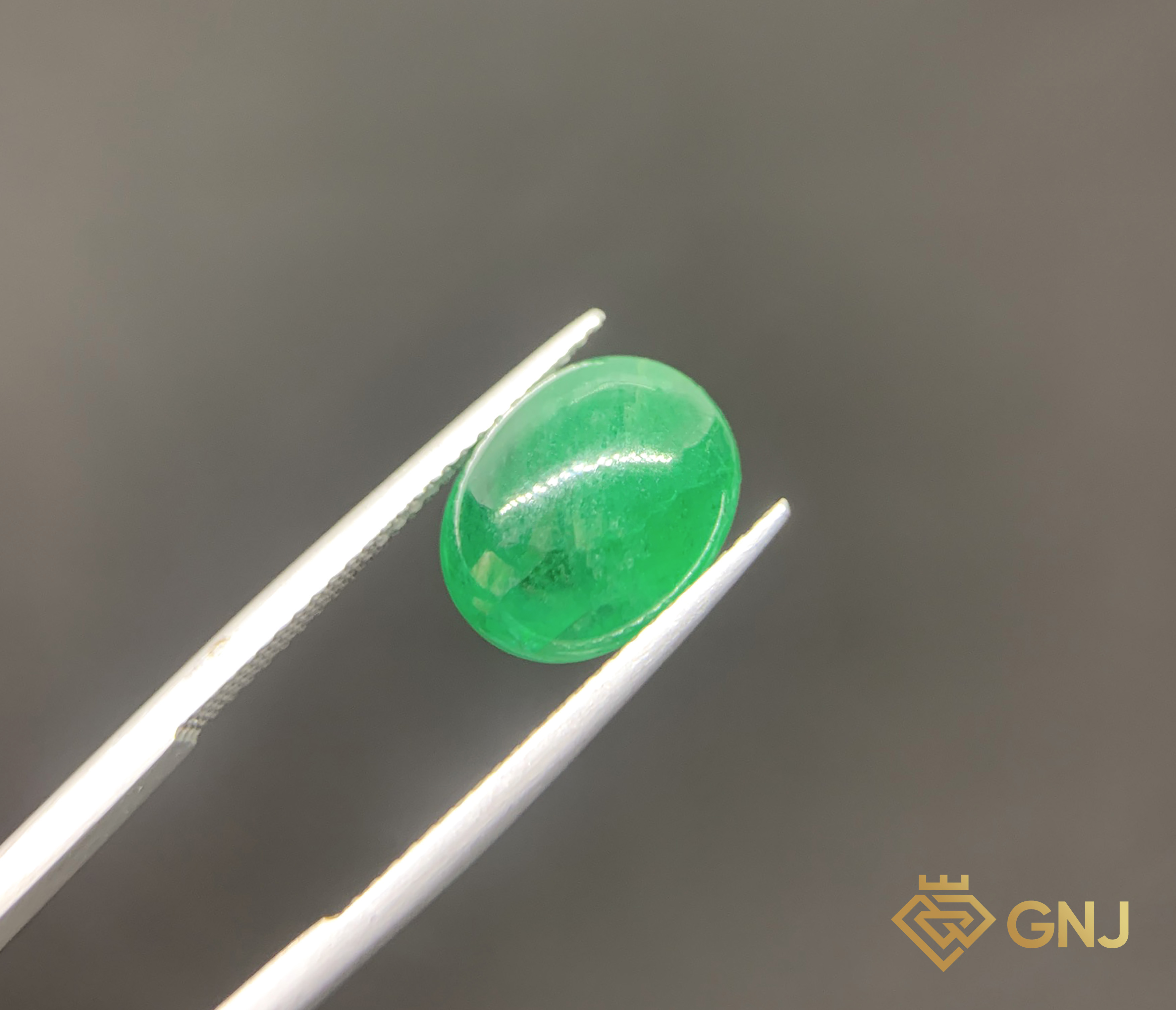 Viên đá Ngọc Lục Bảo tự nhiên
