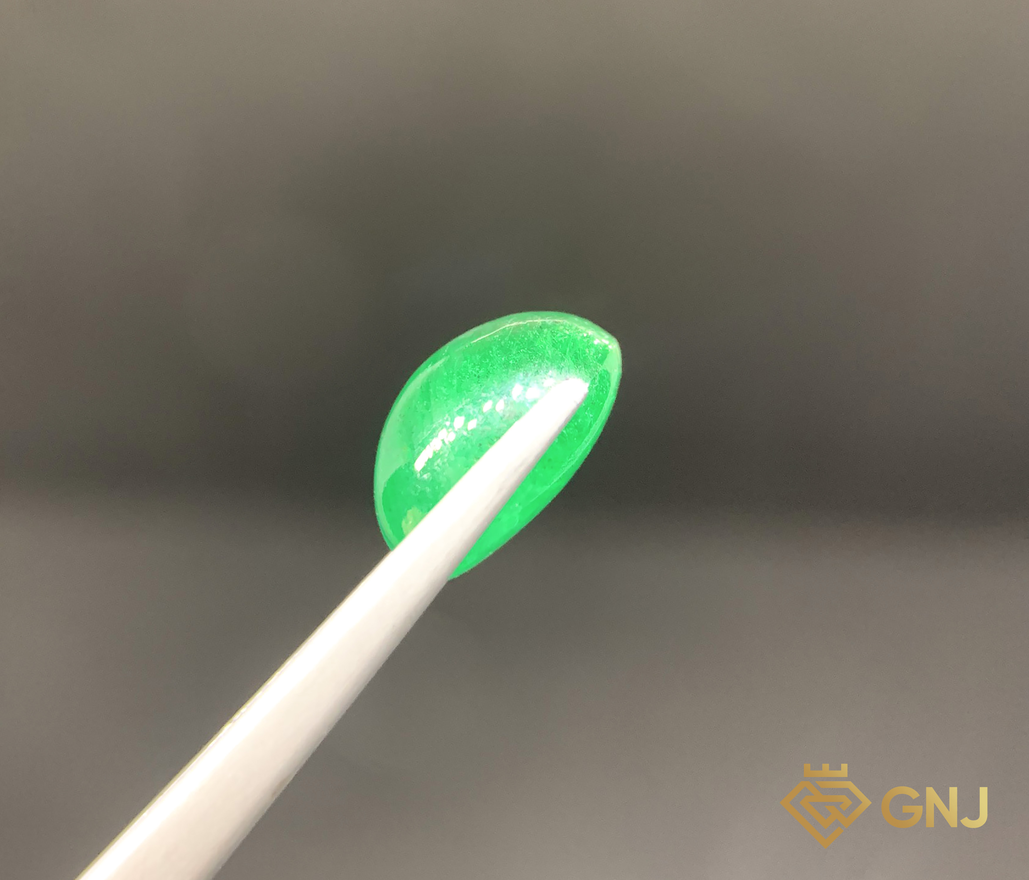 Viên đá Ngọc Lục Bảo tự nhiên