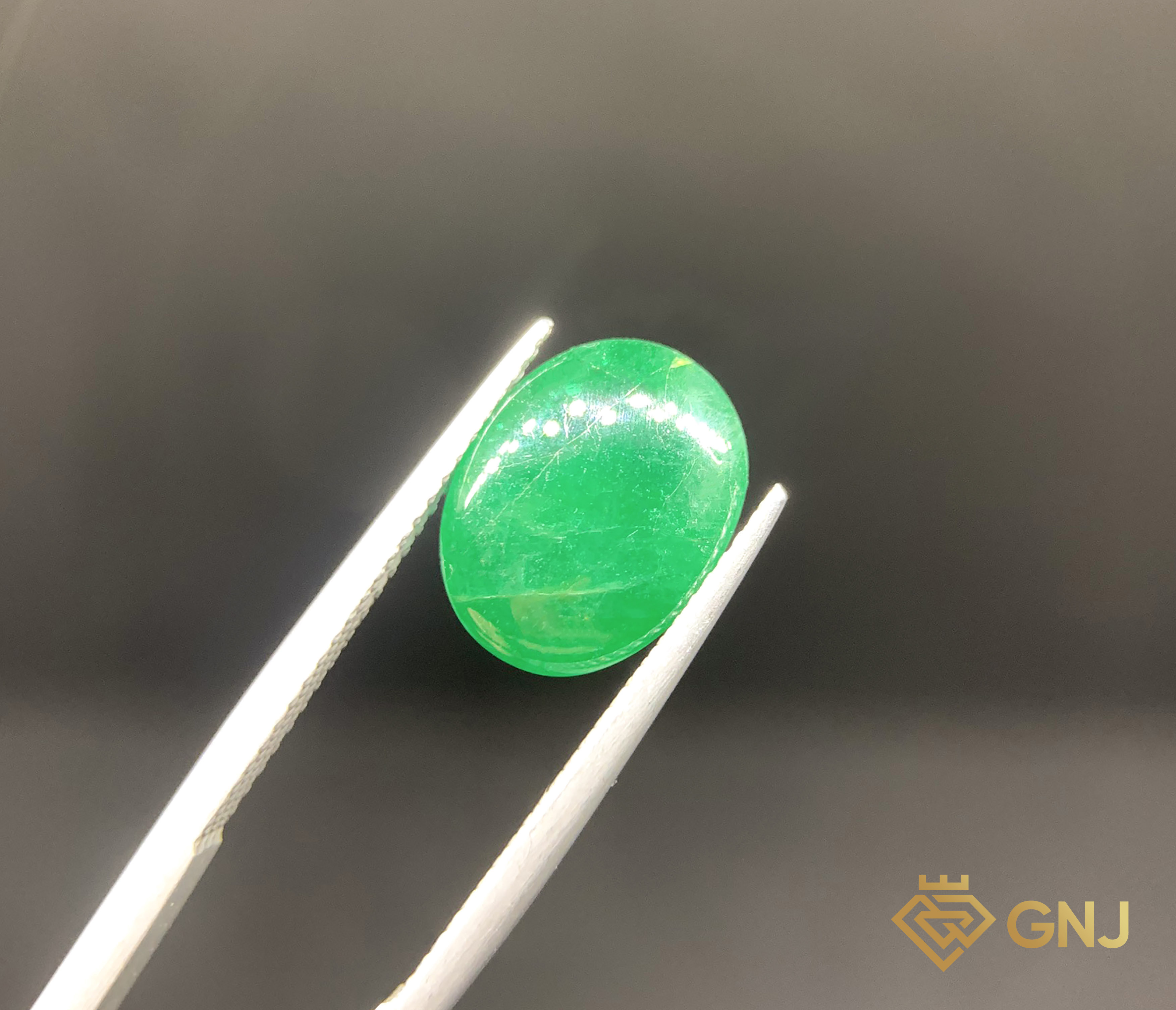 Viên đá Ngọc Lục Bảo tự nhiên