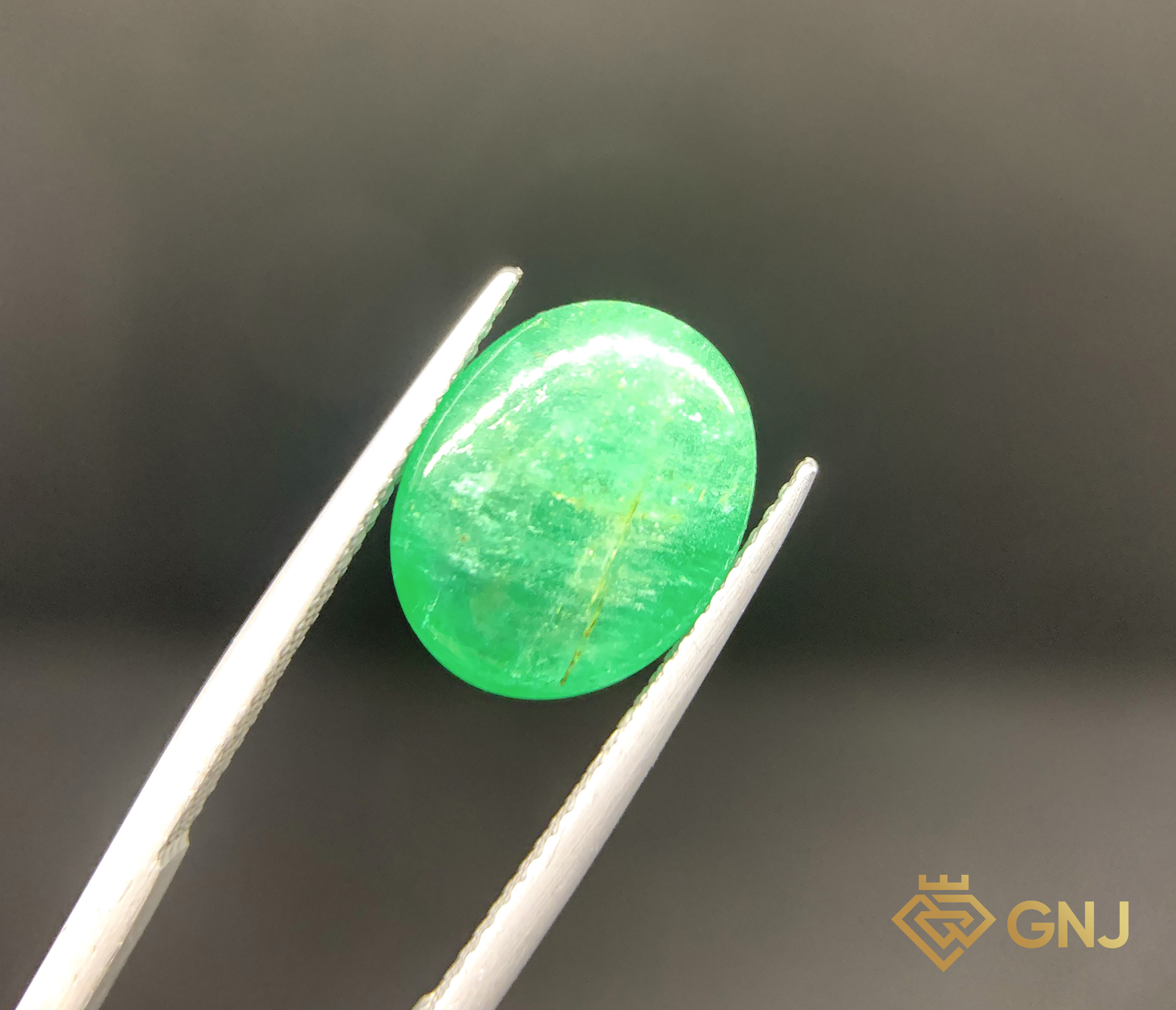 Viên đá Ngọc Lục Bảo tự nhiên