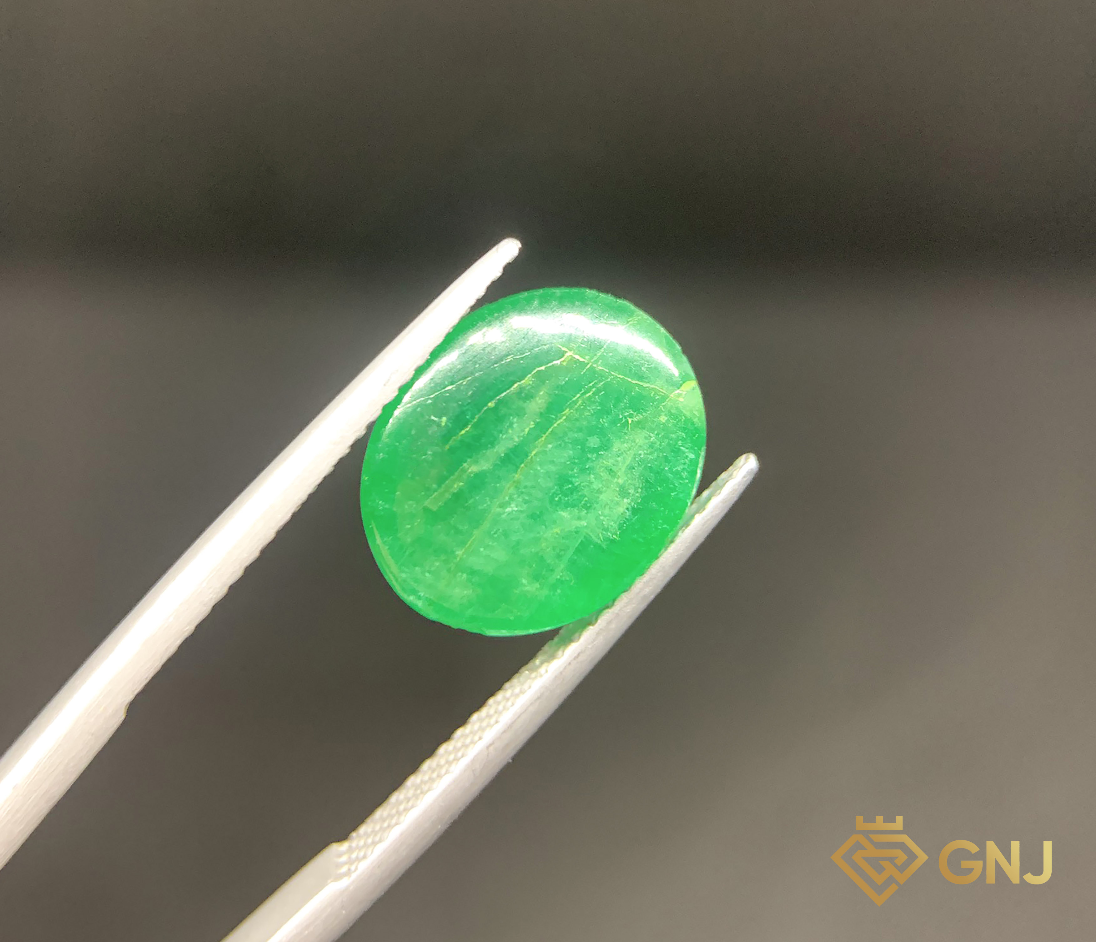 Viên đá Ngọc Lục Bảo tự nhiên