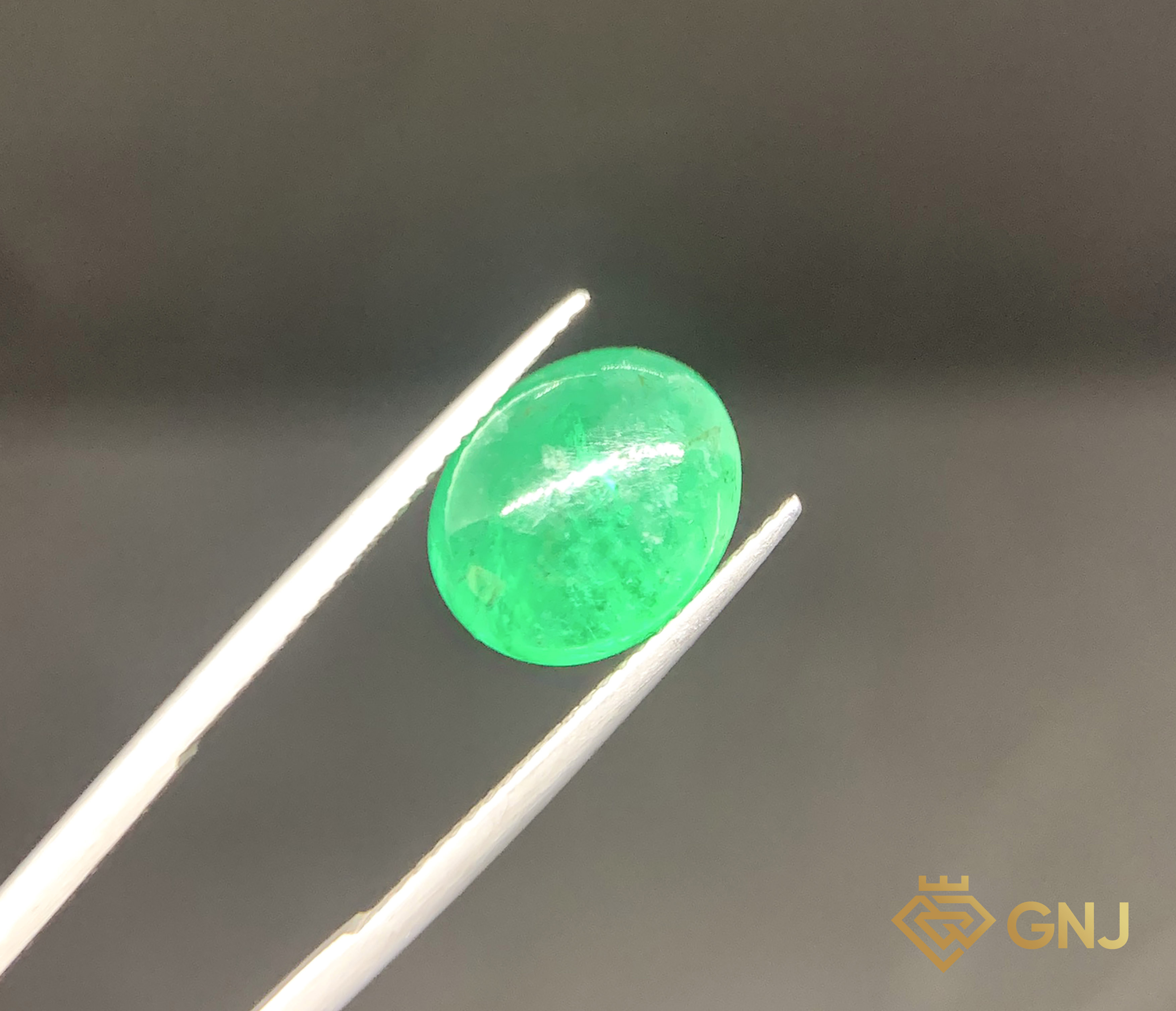Viên đá Ngọc Lục Bảo tự nhiên