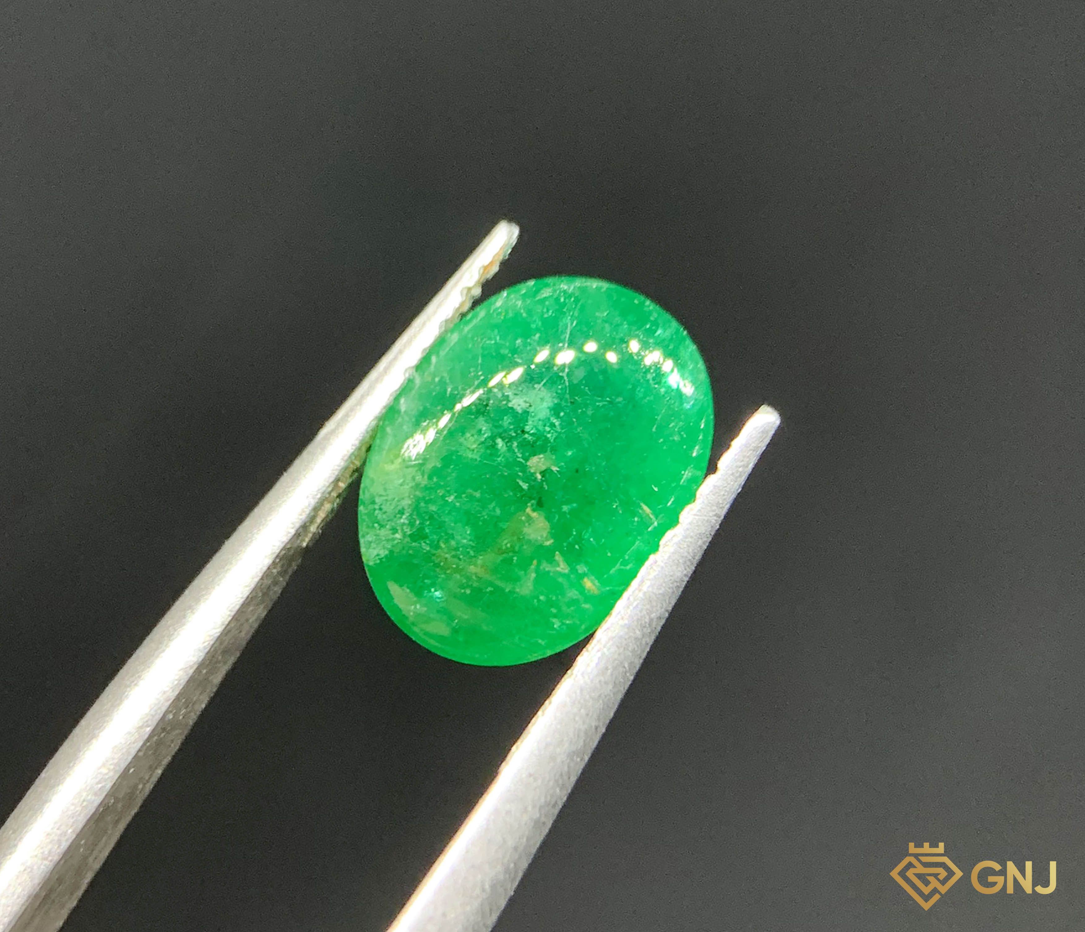 Viên đá Ngọc Lục Bảo tự nhiên