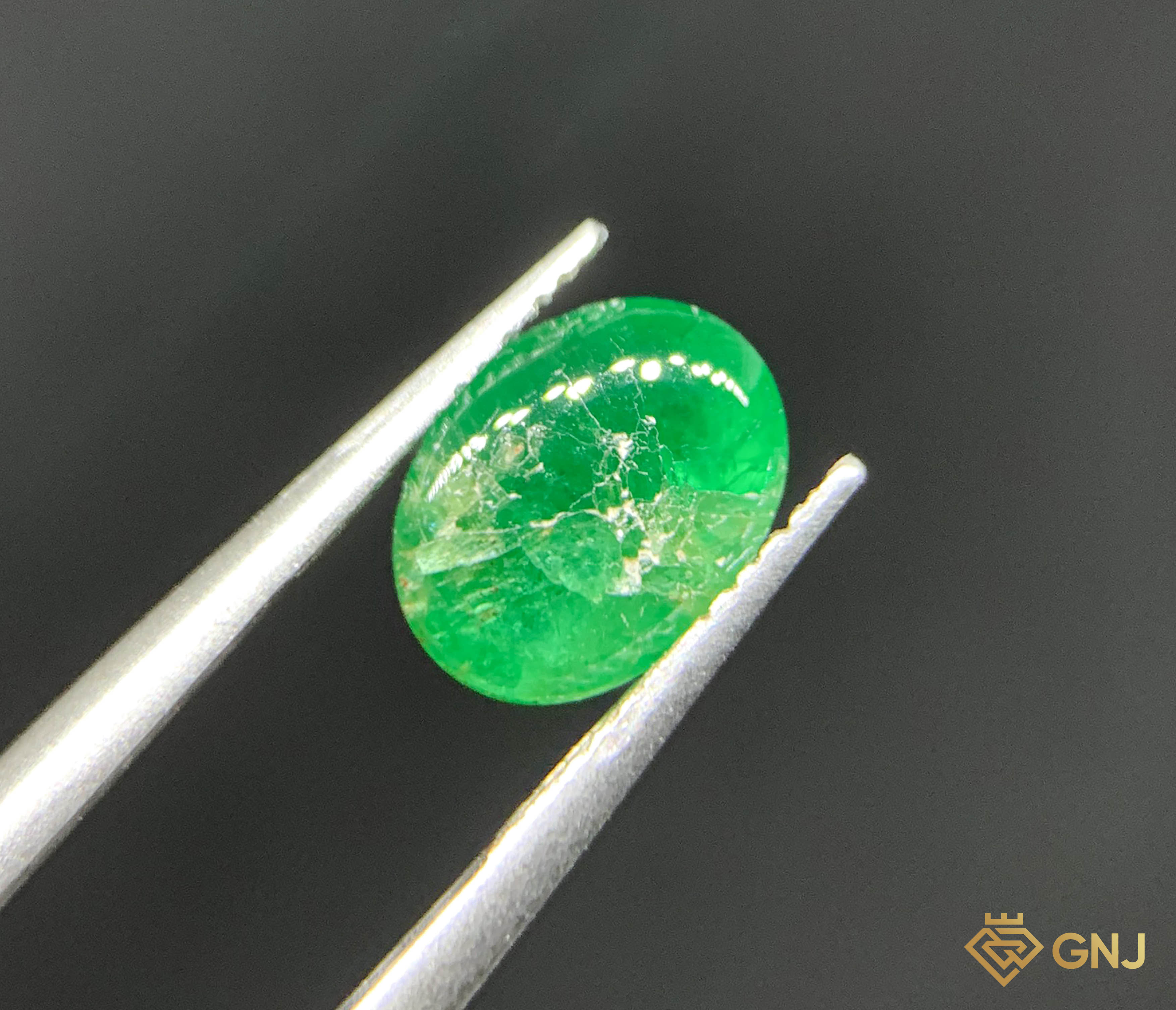 Viên đá Ngọc Lục Bảo tự nhiên