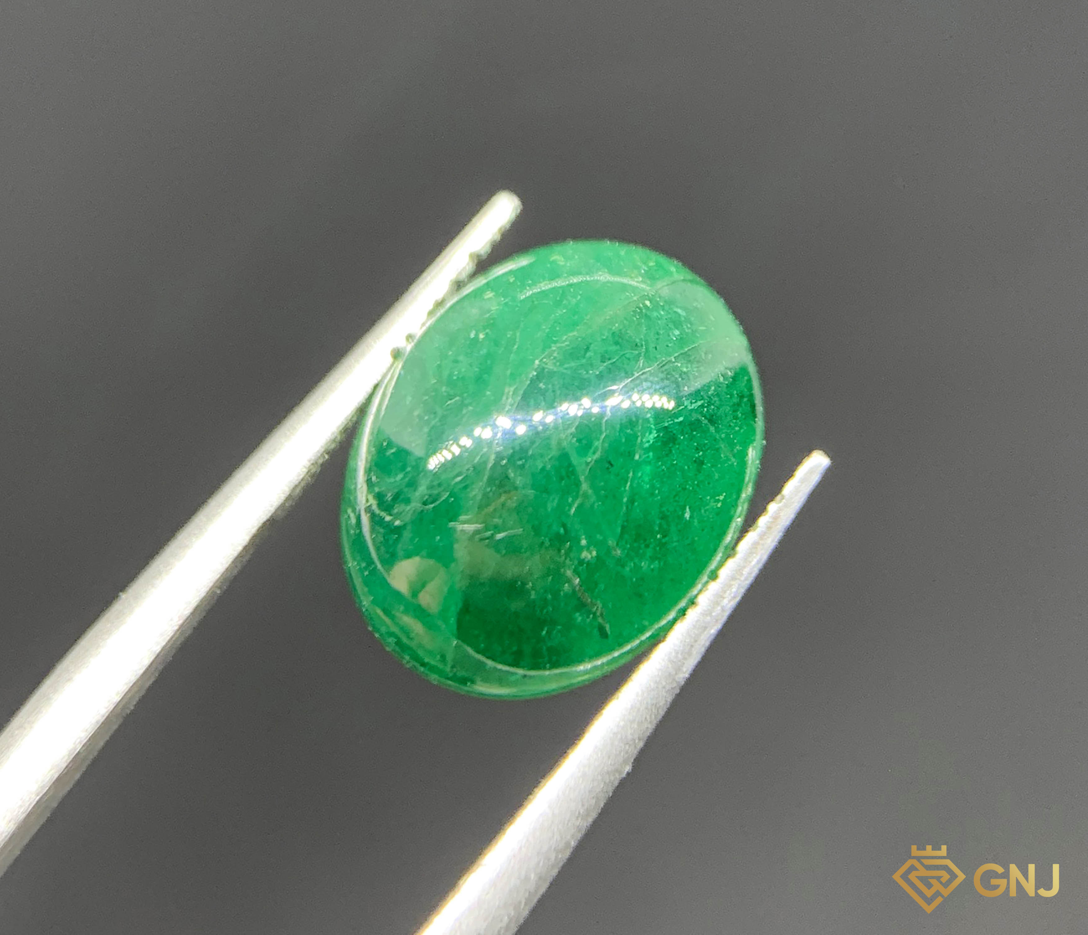 Viên đá Ngọc Lục Bảo tự nhiên