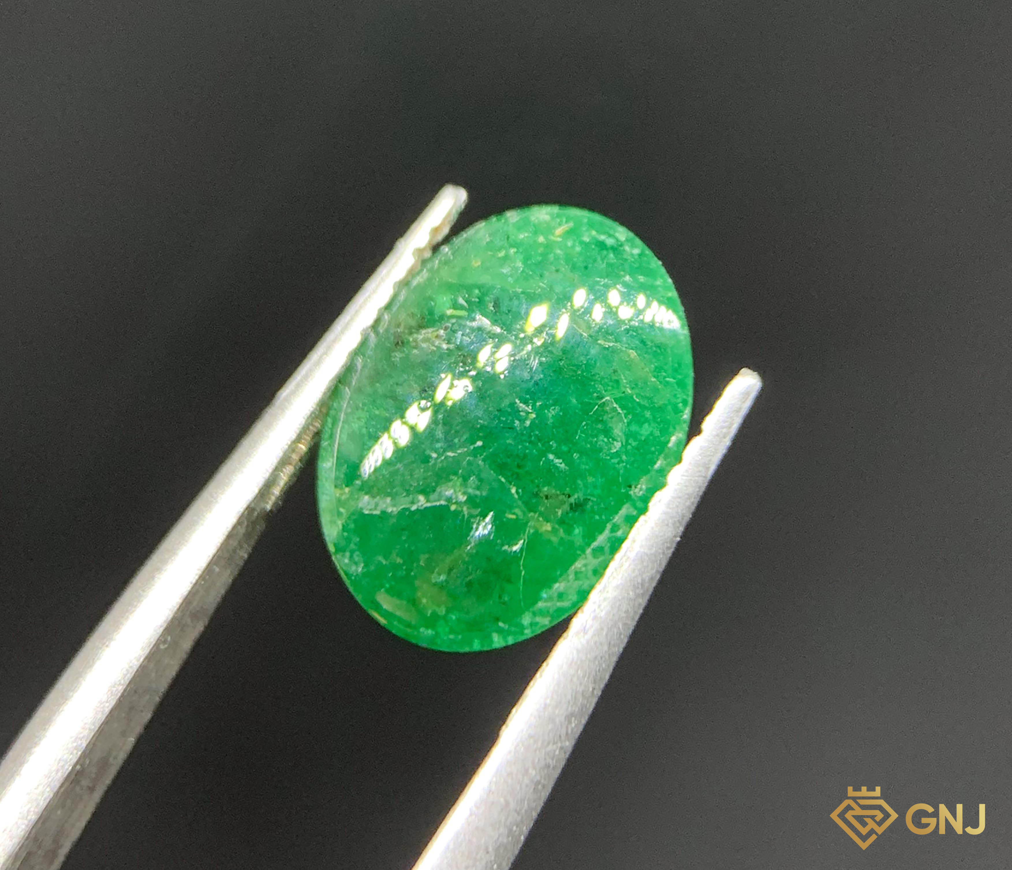Viên đá Ngọc Lục Bảo tự nhiên