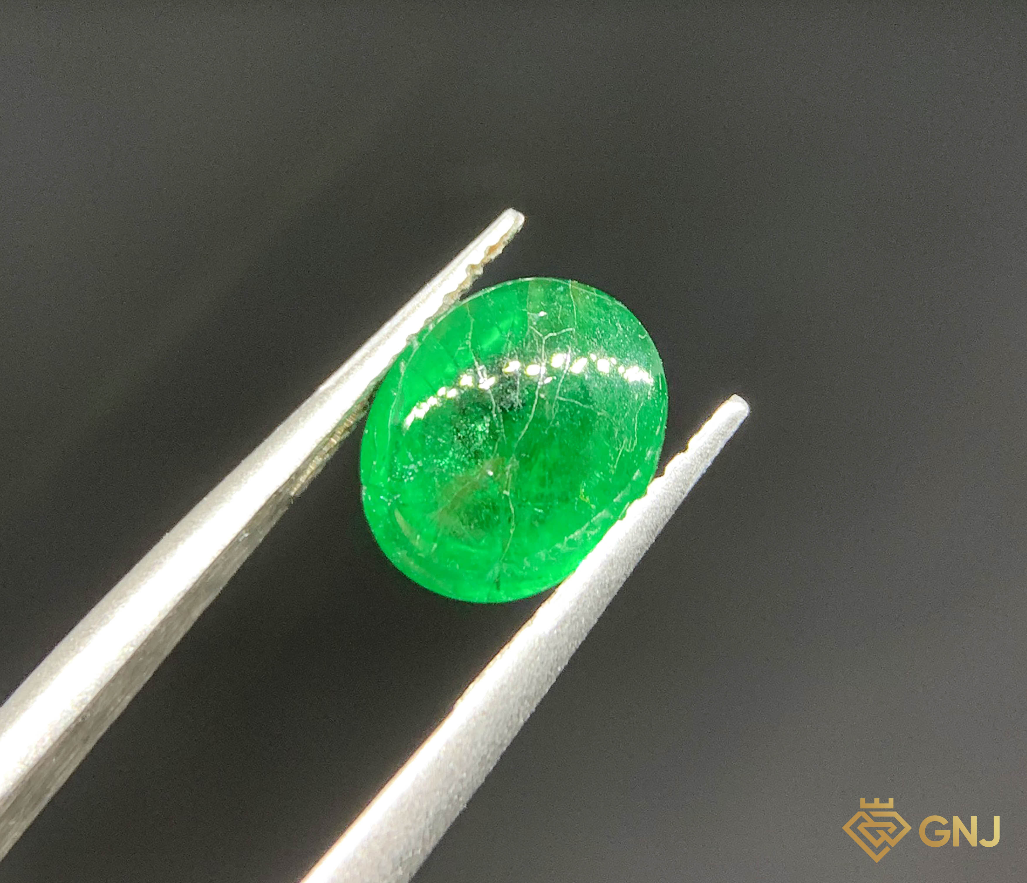 Viên đá Ngọc Lục Bảo tự nhiên