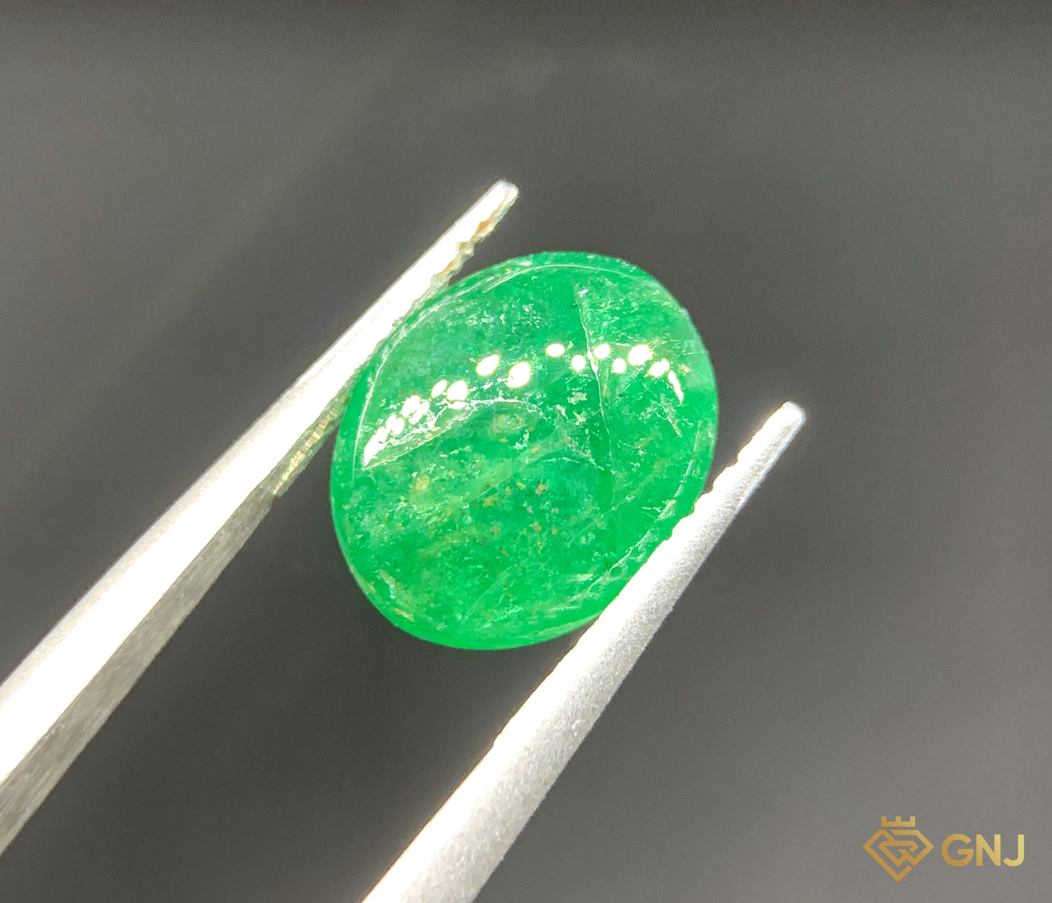 Viên đá Ngọc Lục Bảo tự nhiên