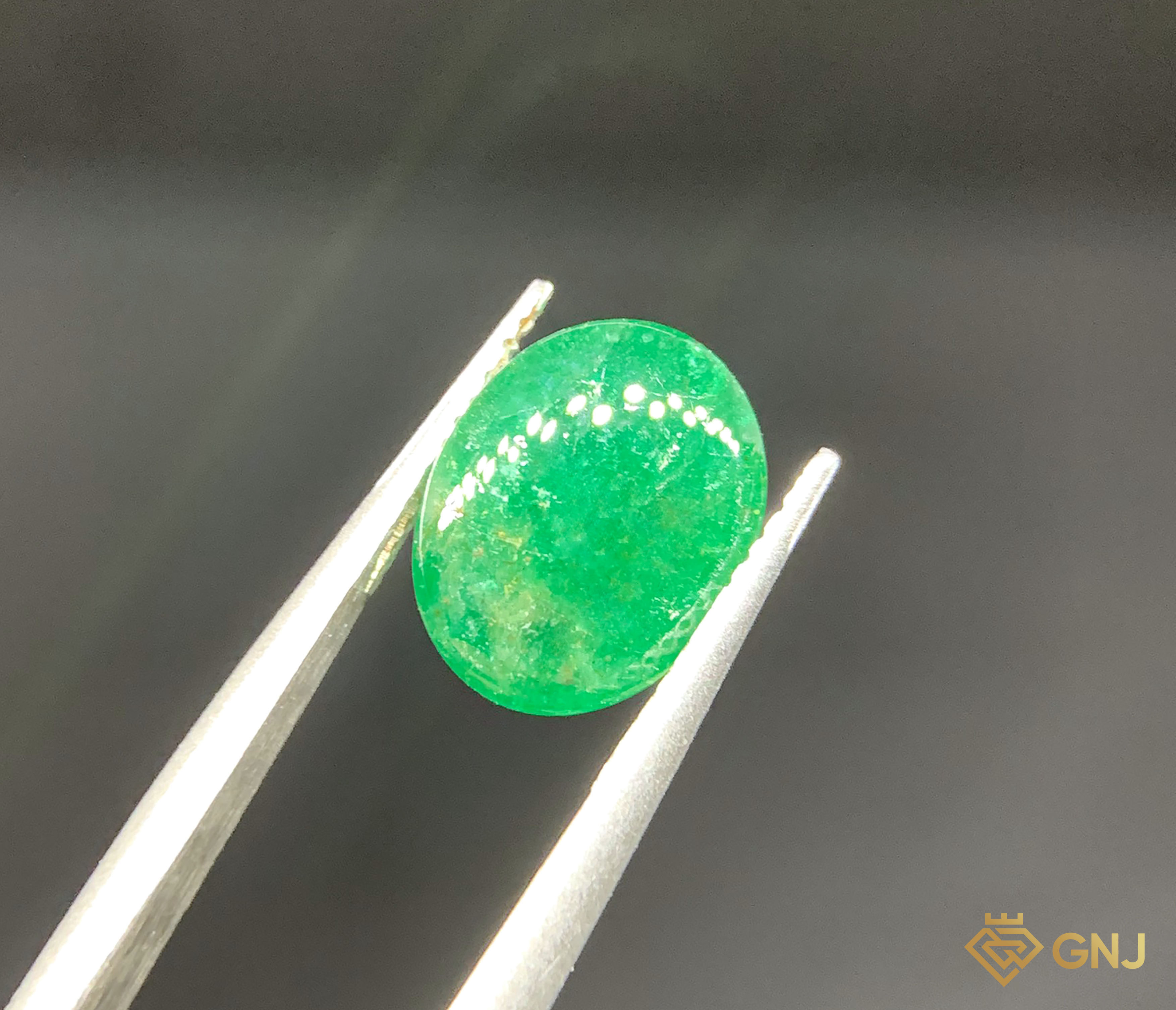 Viên đá Ngọc Lục Bảo tự nhiên