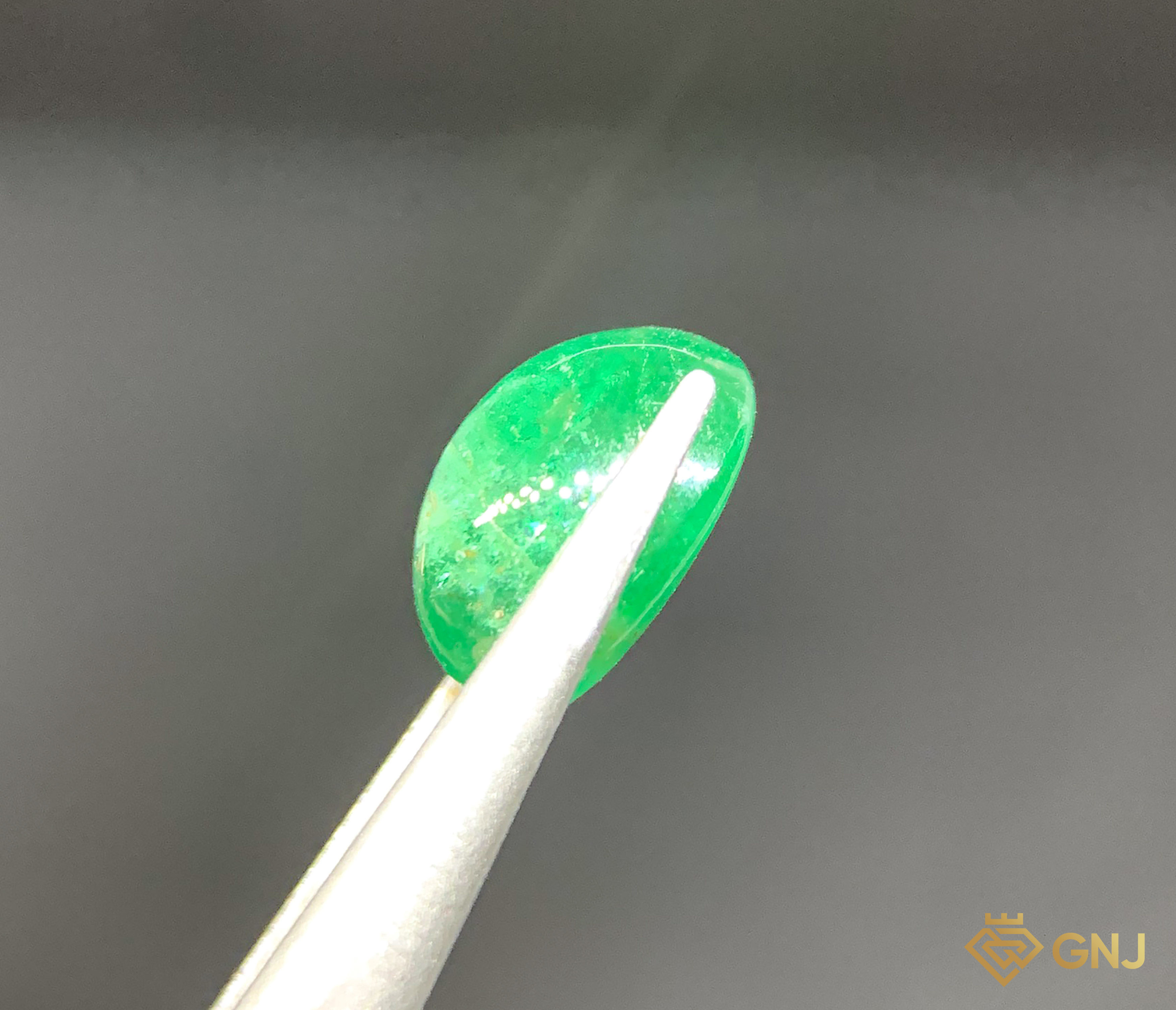 Viên đá Ngọc Lục Bảo tự nhiên