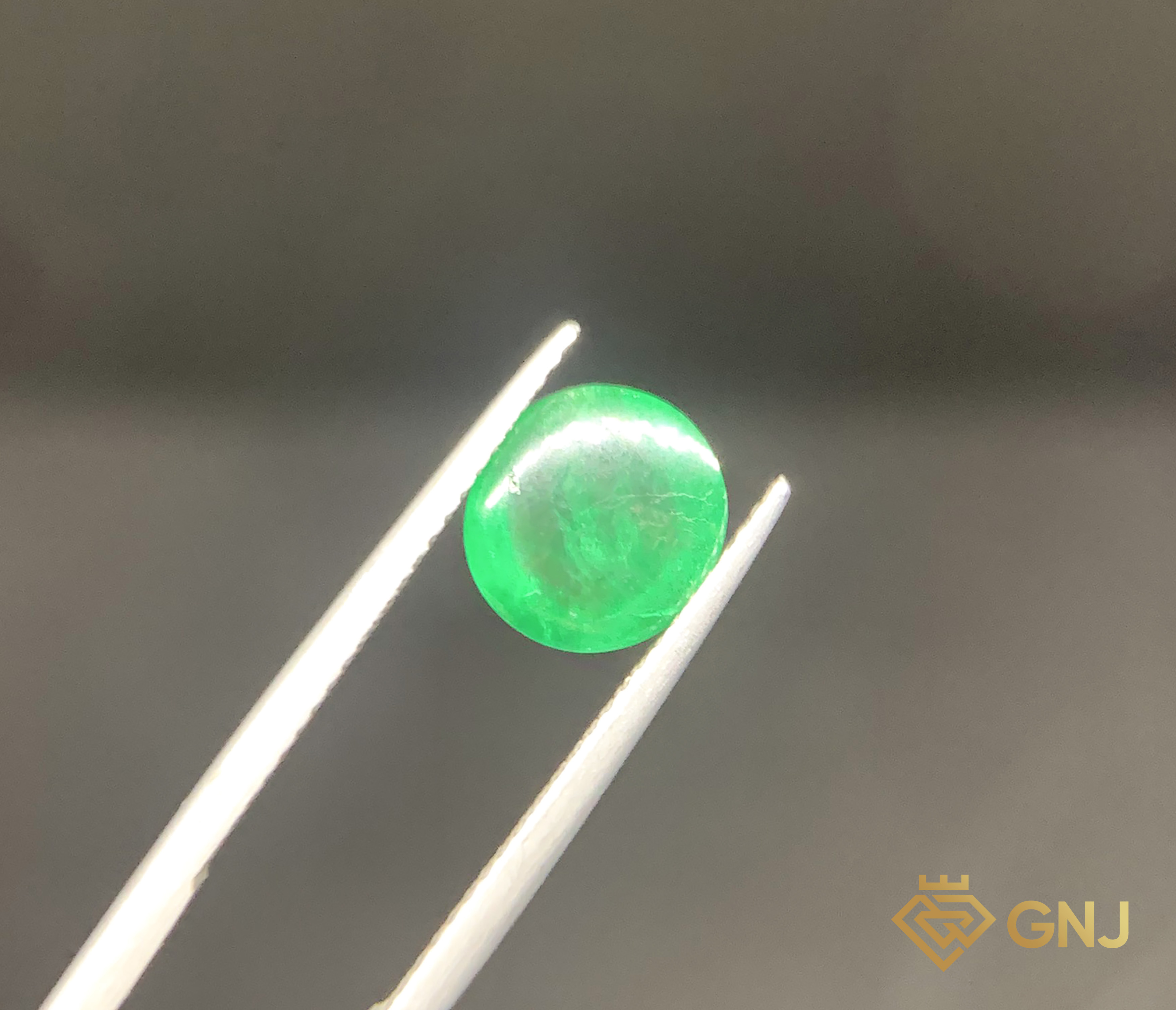 Viên đá Ngọc Lục Bảo tự nhiên