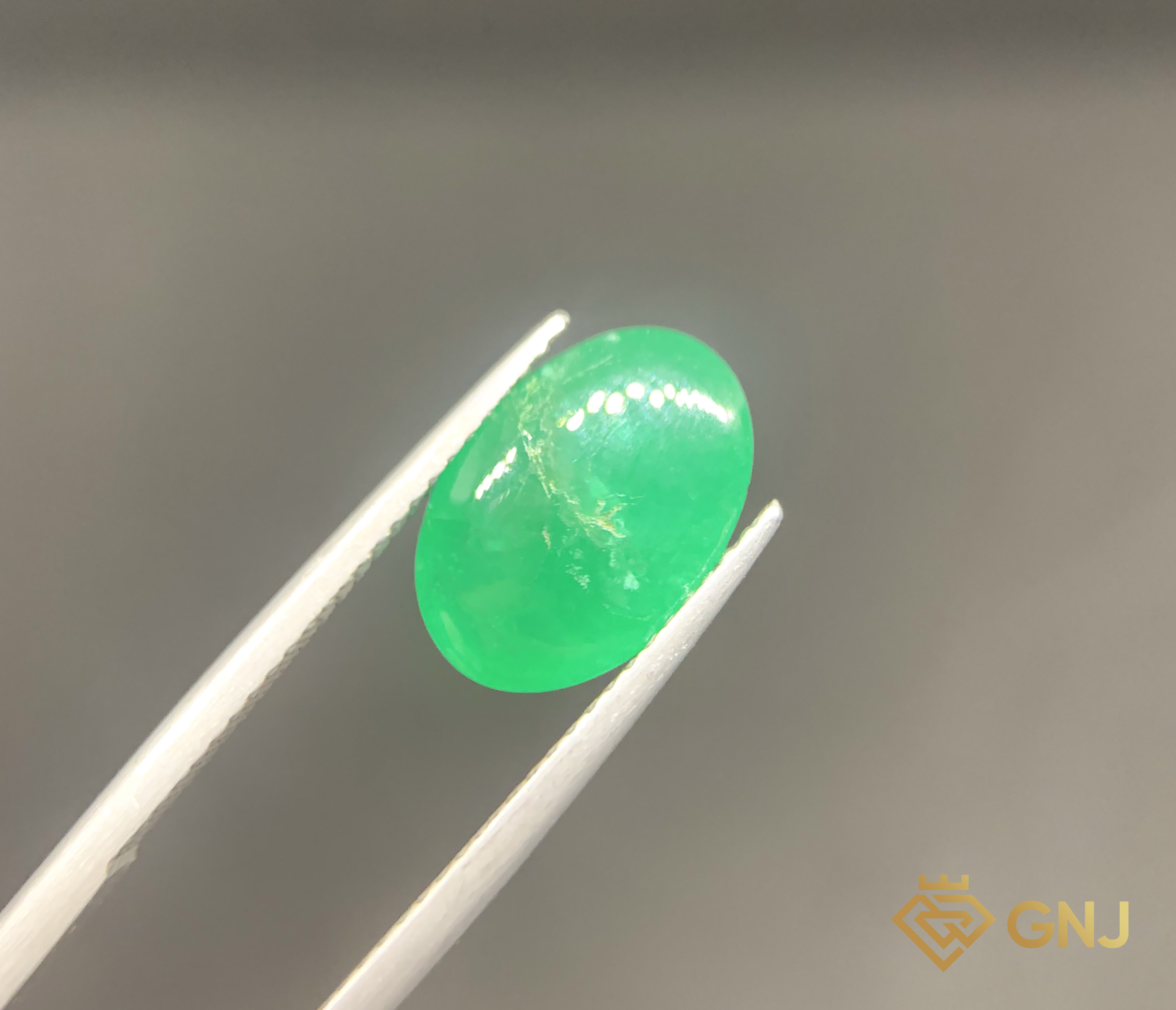 Viên đá Ngọc Lục Bảo tự nhiên