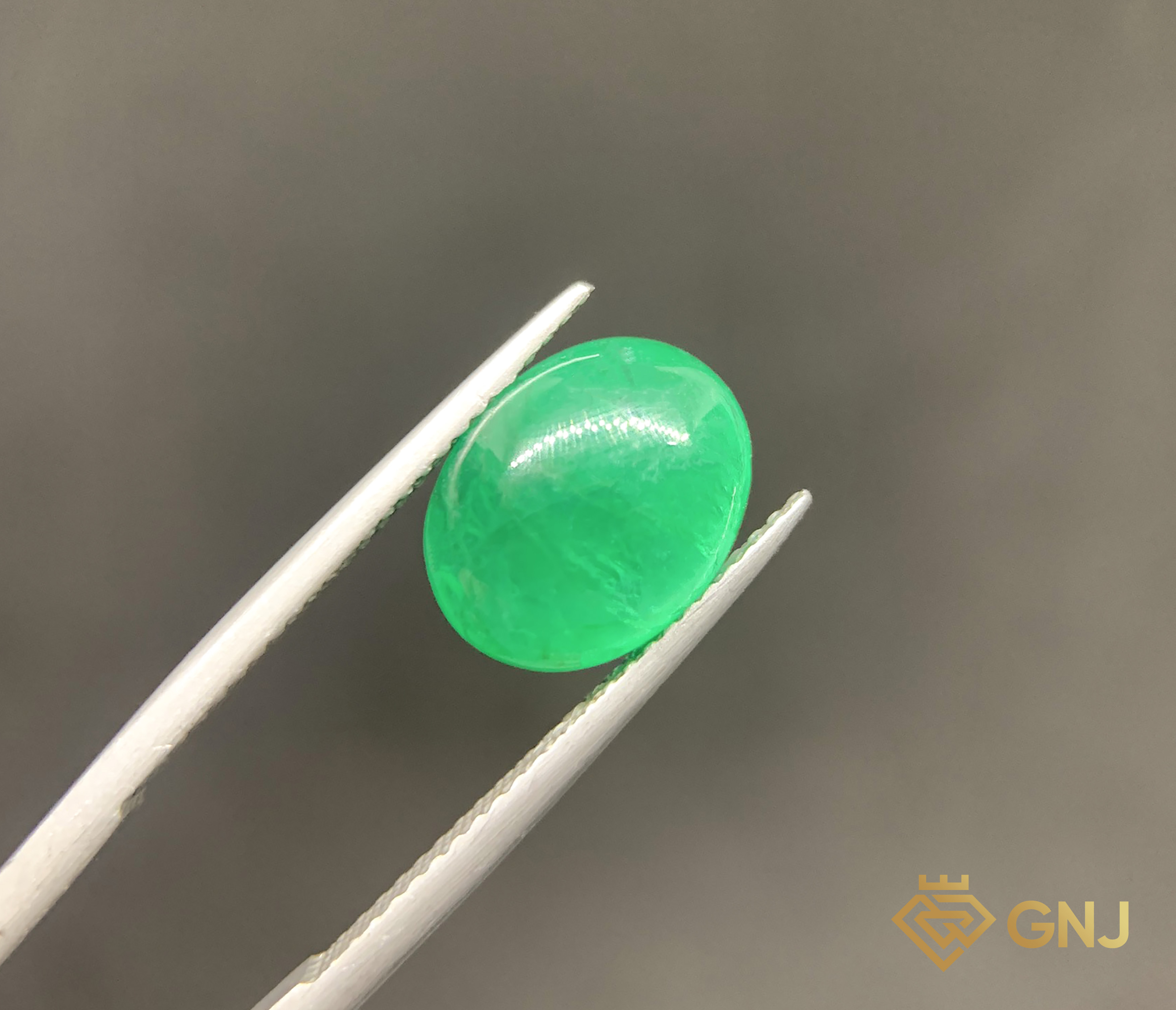 Viên đá Ngọc Lục Bảo tự nhiên