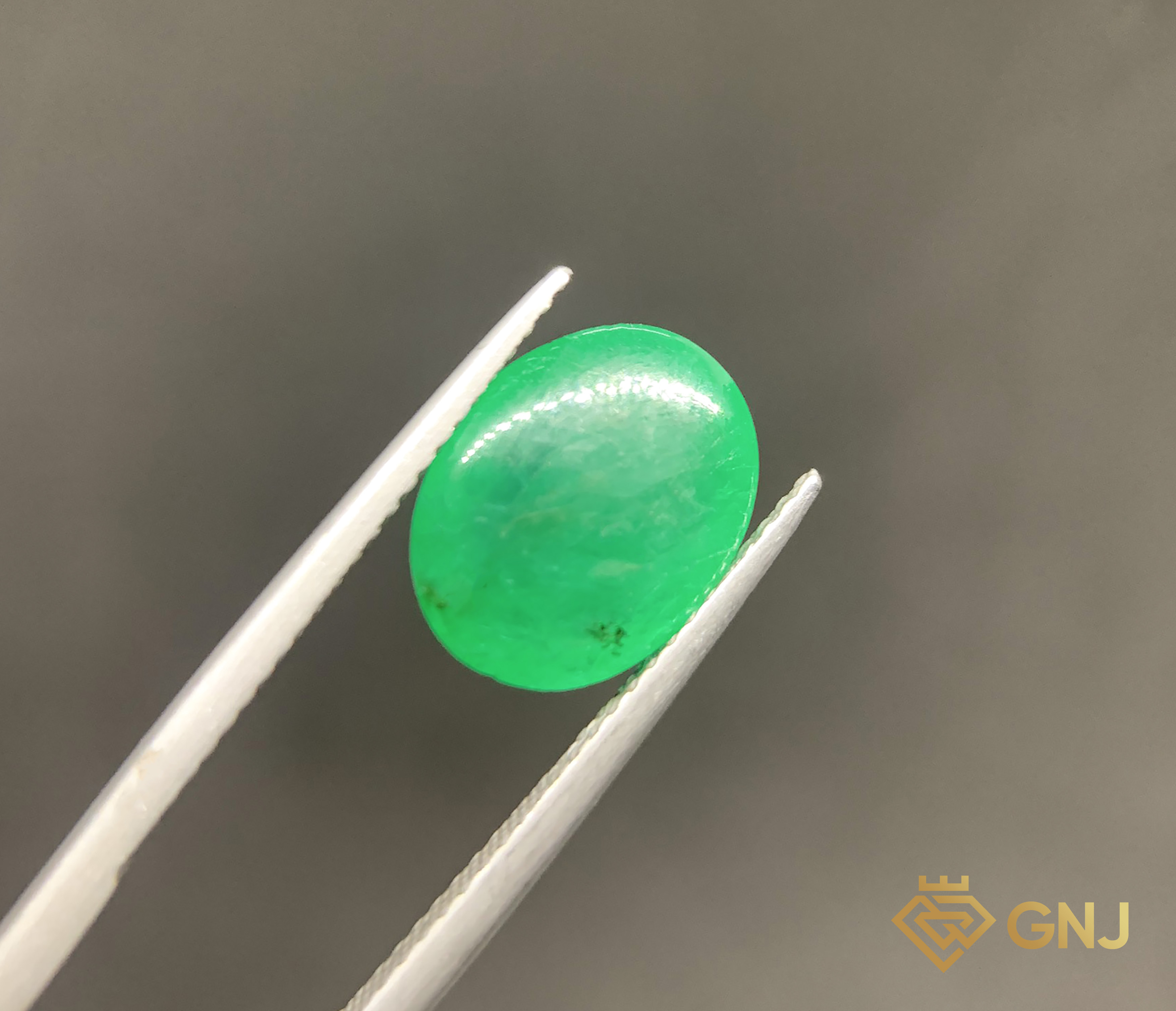 Viên đá Ngọc Lục Bảo tự nhiên