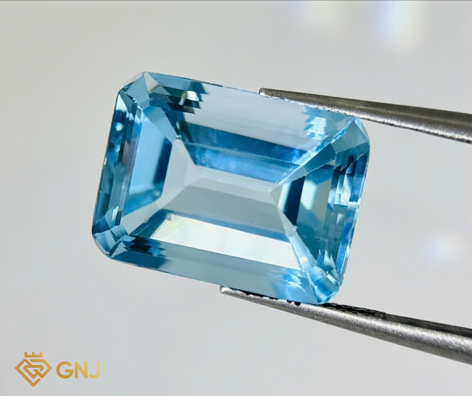 Đá Topaz Xanh Tự Nhiên Xanh Dương 15.25ct — mặt trước, đá quý tự nhiên có kiểm định GNJ