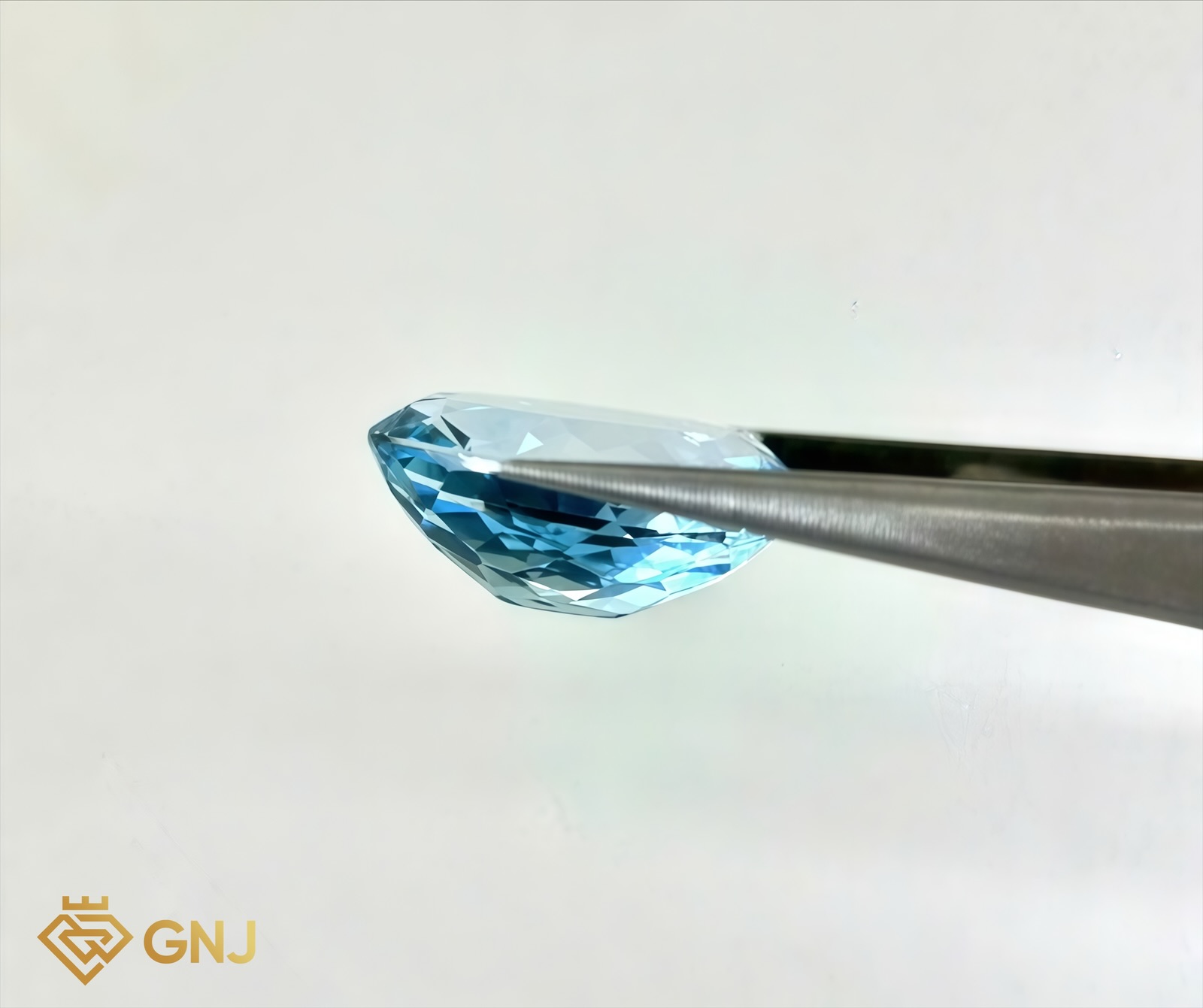 Đá Topaz Xanh Tự Nhiên 1.65ct — 8.1x6.0mm — chi tiết đá
