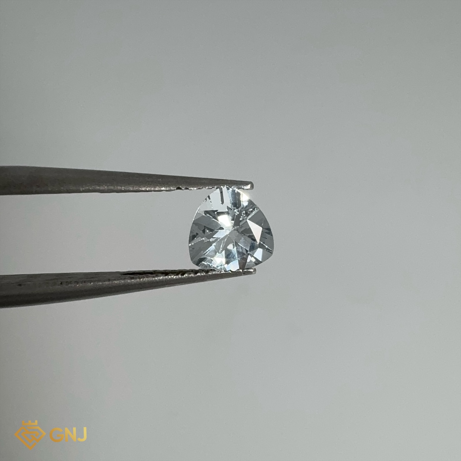 Đá Topaz trắng tự nhiên 0.6ct, đá nên hạn chế với người sinh năm 1989 mệnh Mộc