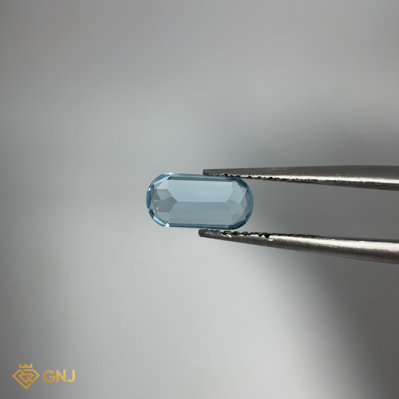 Đá Topaz Xanh Tự Nhiên 0.95ct — 7.9x4.0mm — mặt bên
