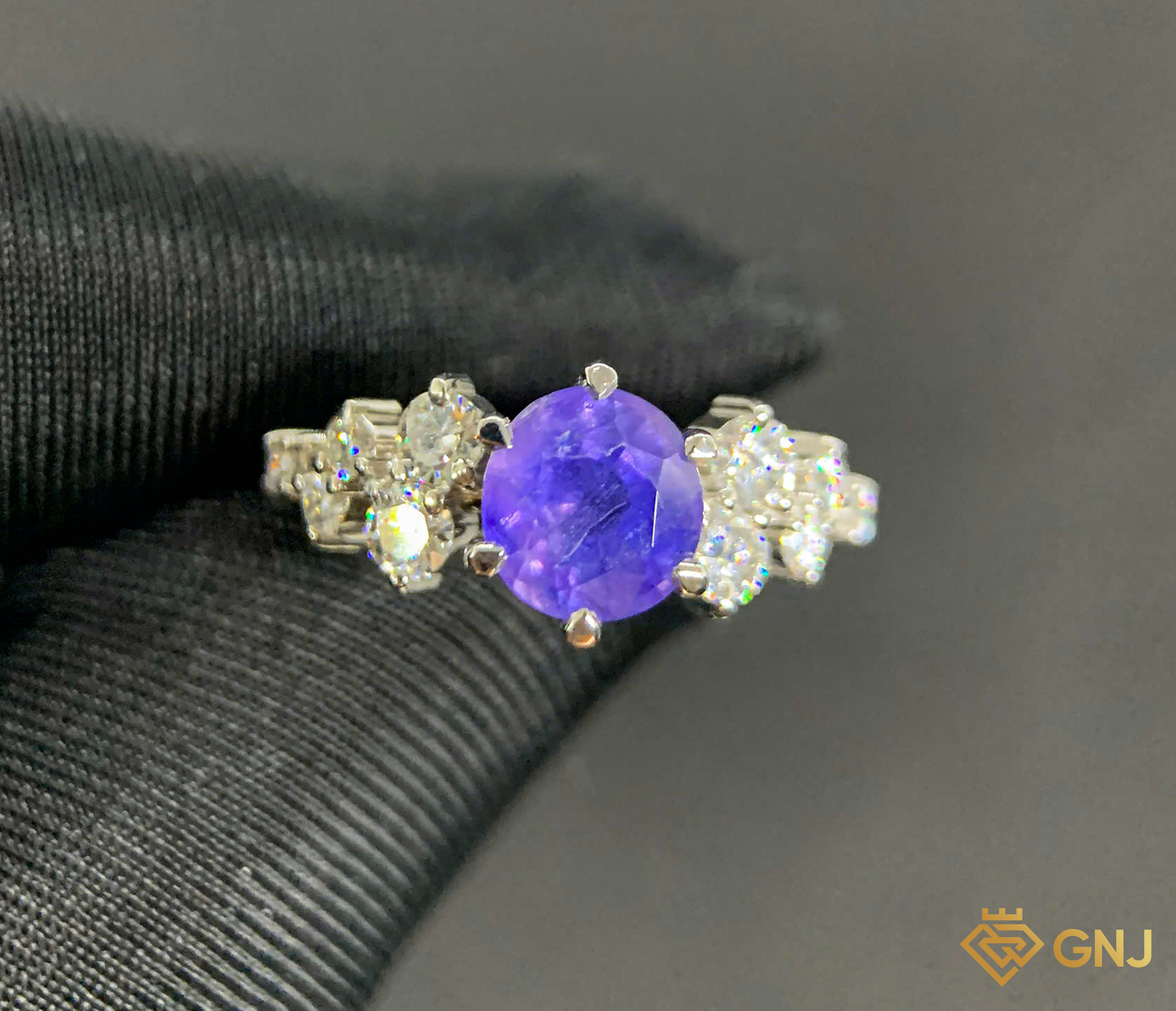 Nhẫn vàng đính đá Sapphire tự nhiên