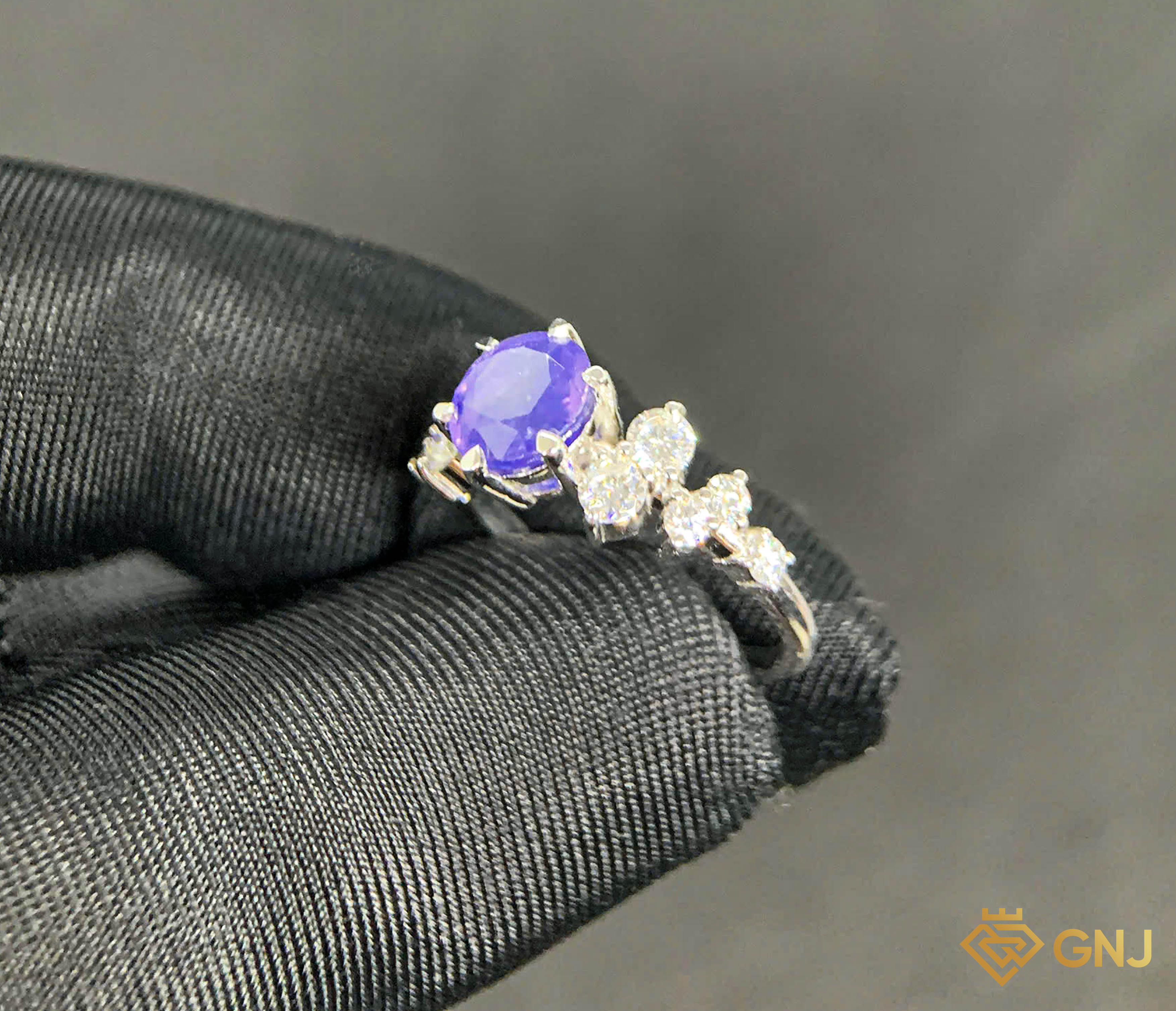 Nhẫn vàng đính đá Sapphire tự nhiên