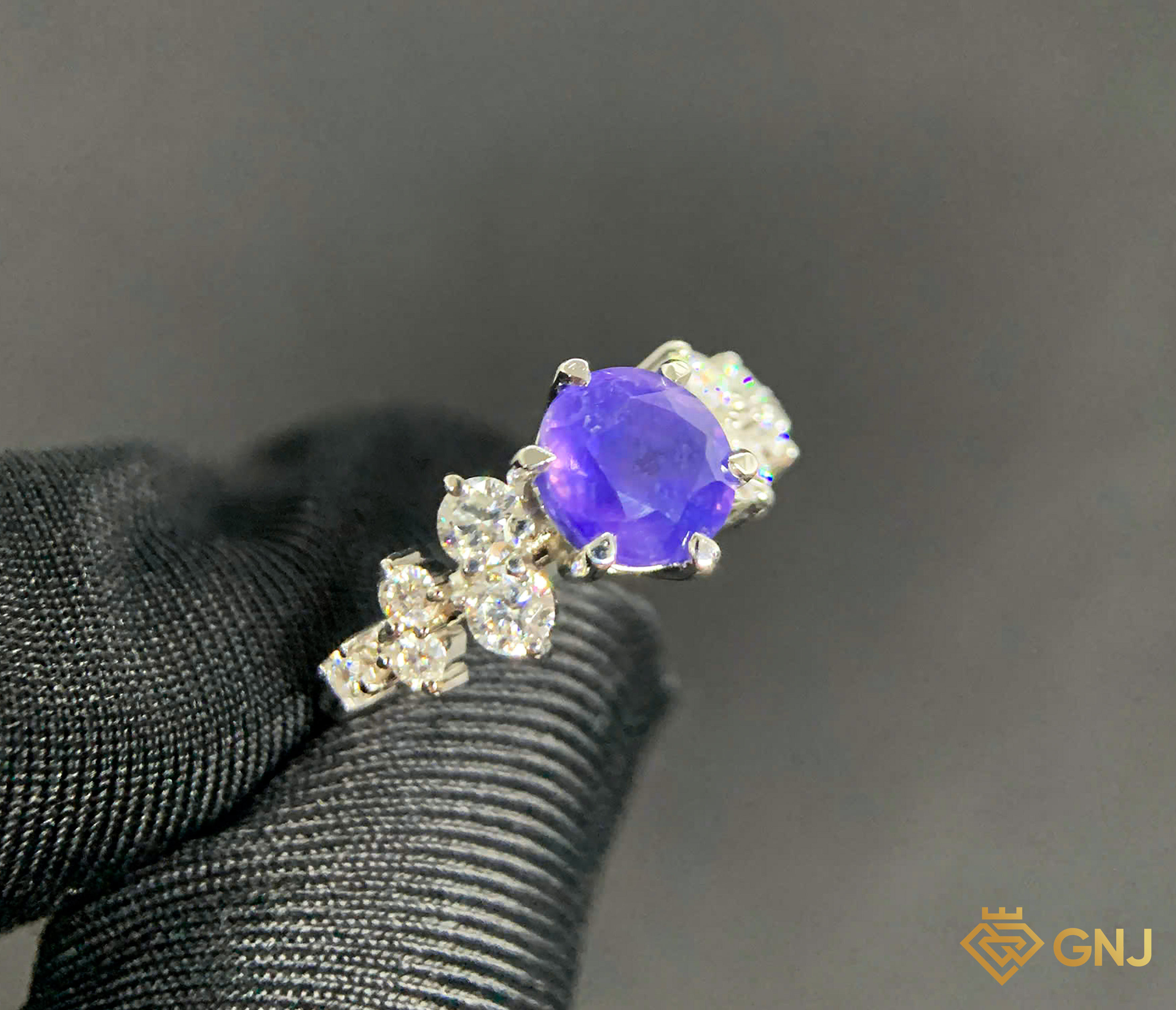Nhẫn vàng đính đá Sapphire tự nhiên