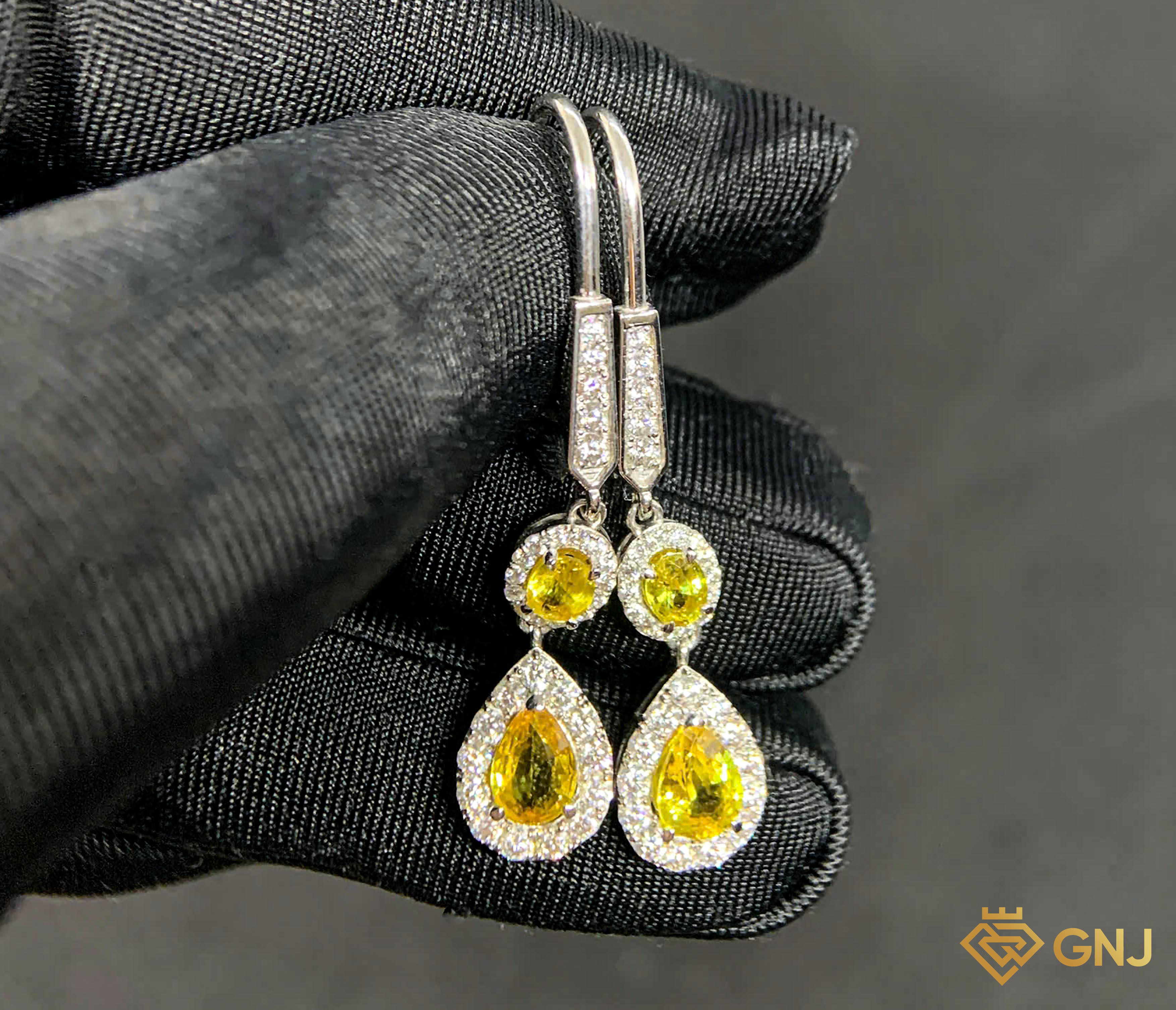 Hoa tai vàng trắng đính đá Sapphire vàng tự nhiên