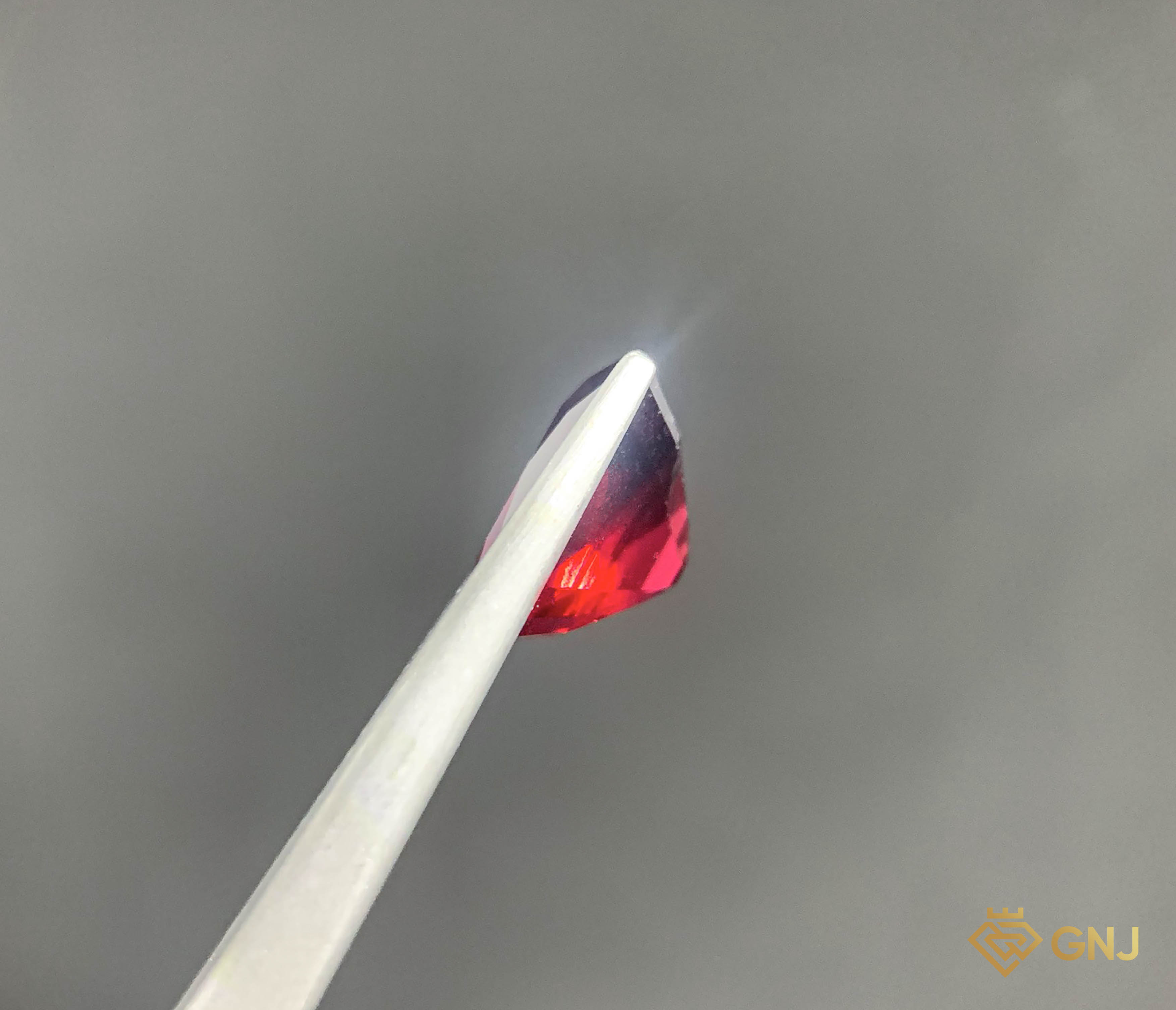 Viên Đá Garnet Tự Nhiên 4.2ct — Facet — mặt bên