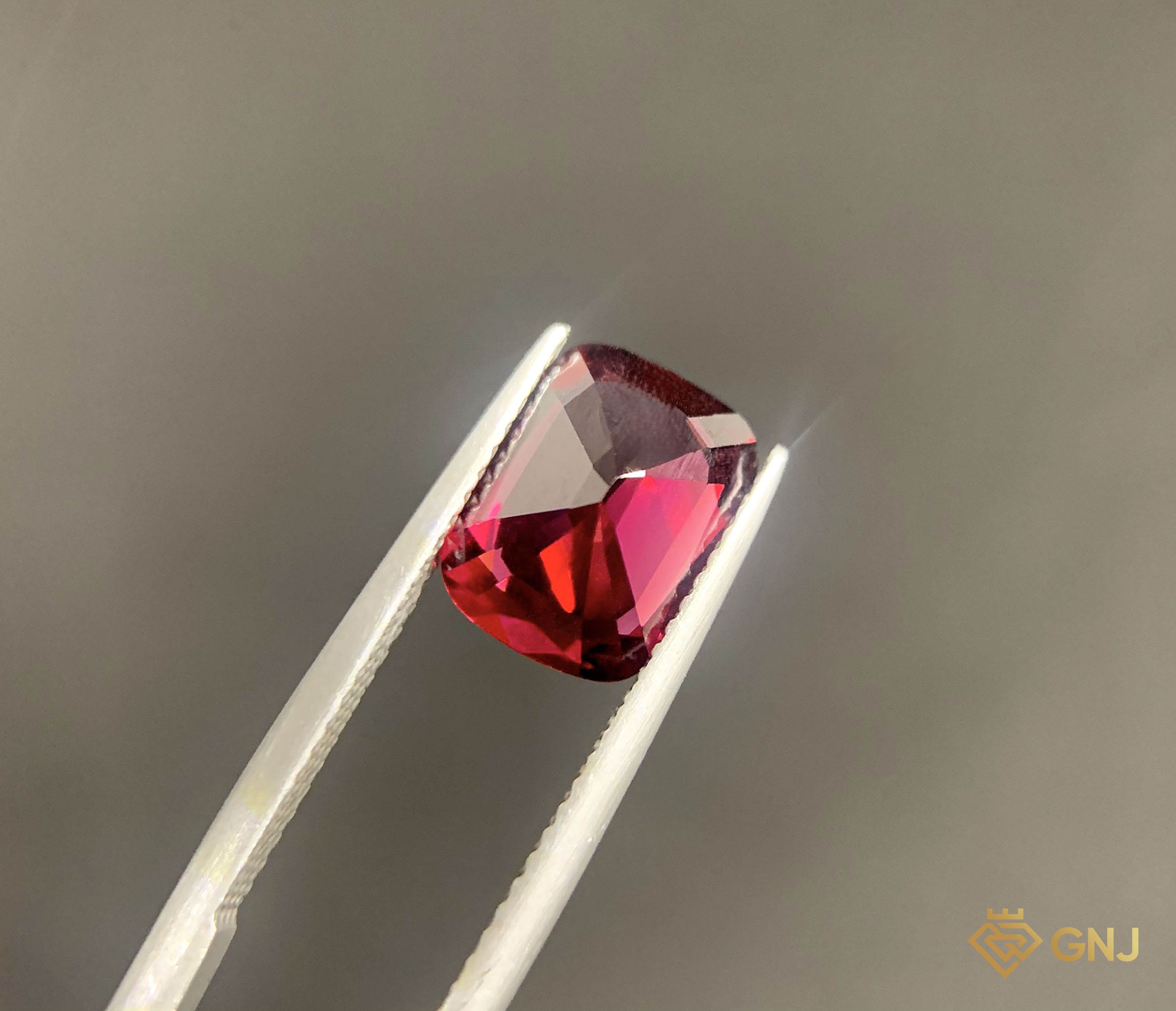 Viên Đá Garnet Tự Nhiên 4.2ct — Facet — chi tiết đá