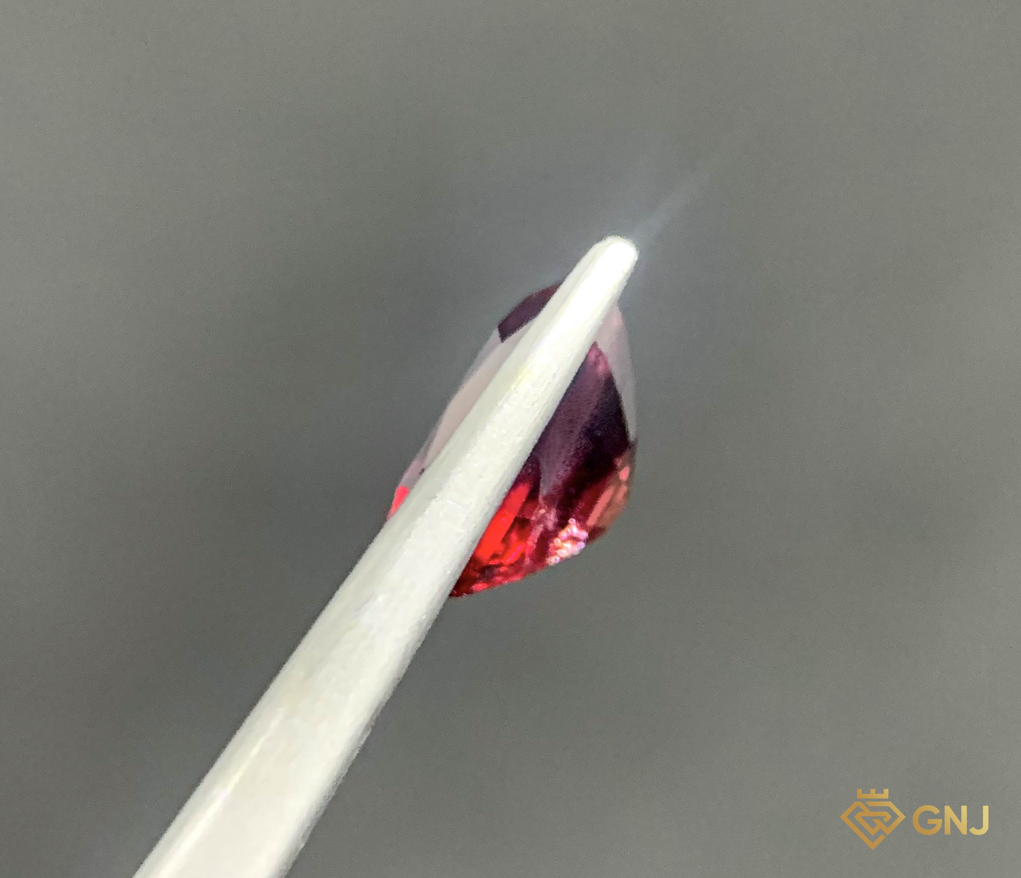 Garnet Tự Nhiên Đỏ 2.1ct - Facet — mặt bên