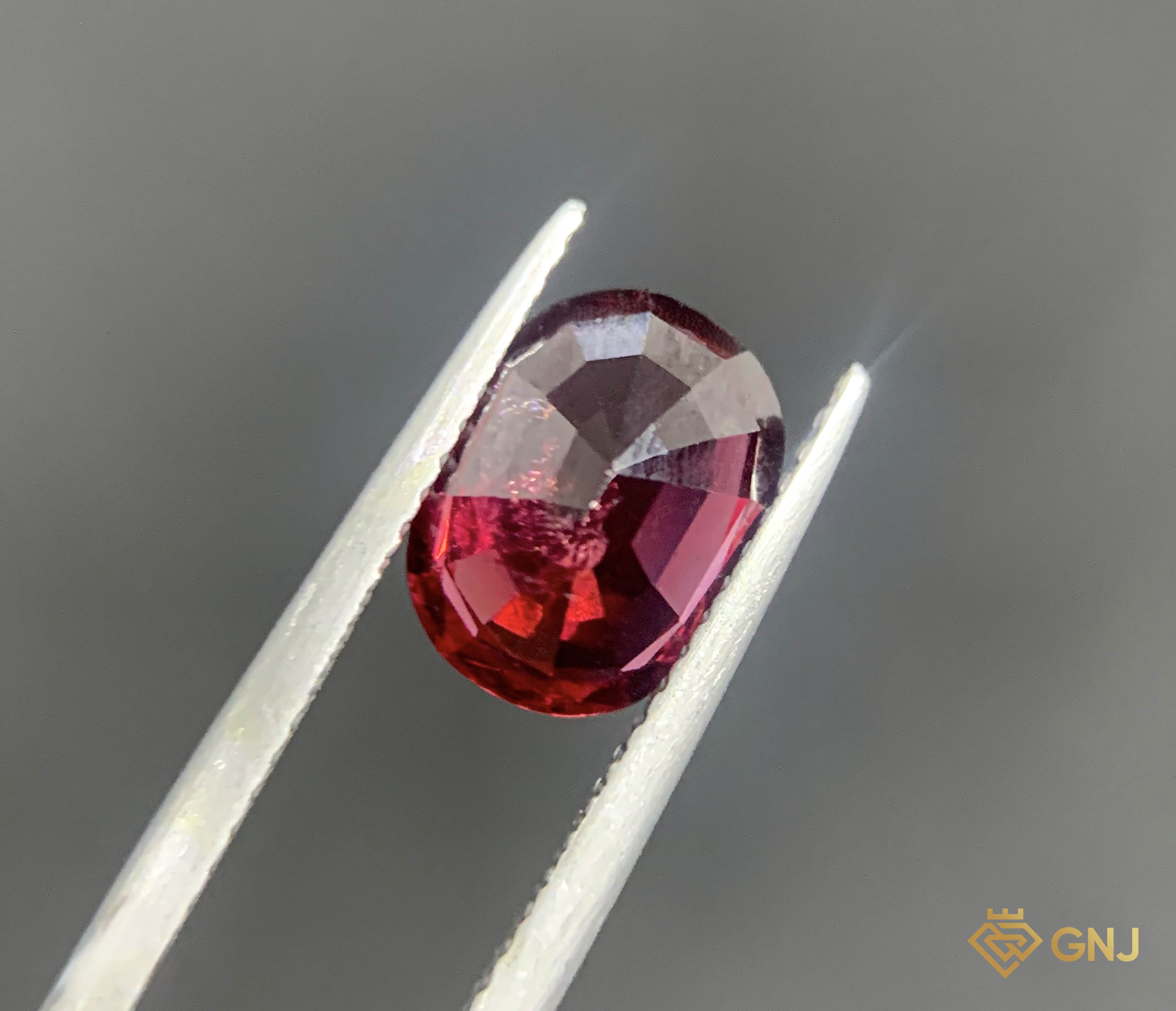 Garnet Tự Nhiên Đỏ 2.1ct - Facet — chi tiết đá