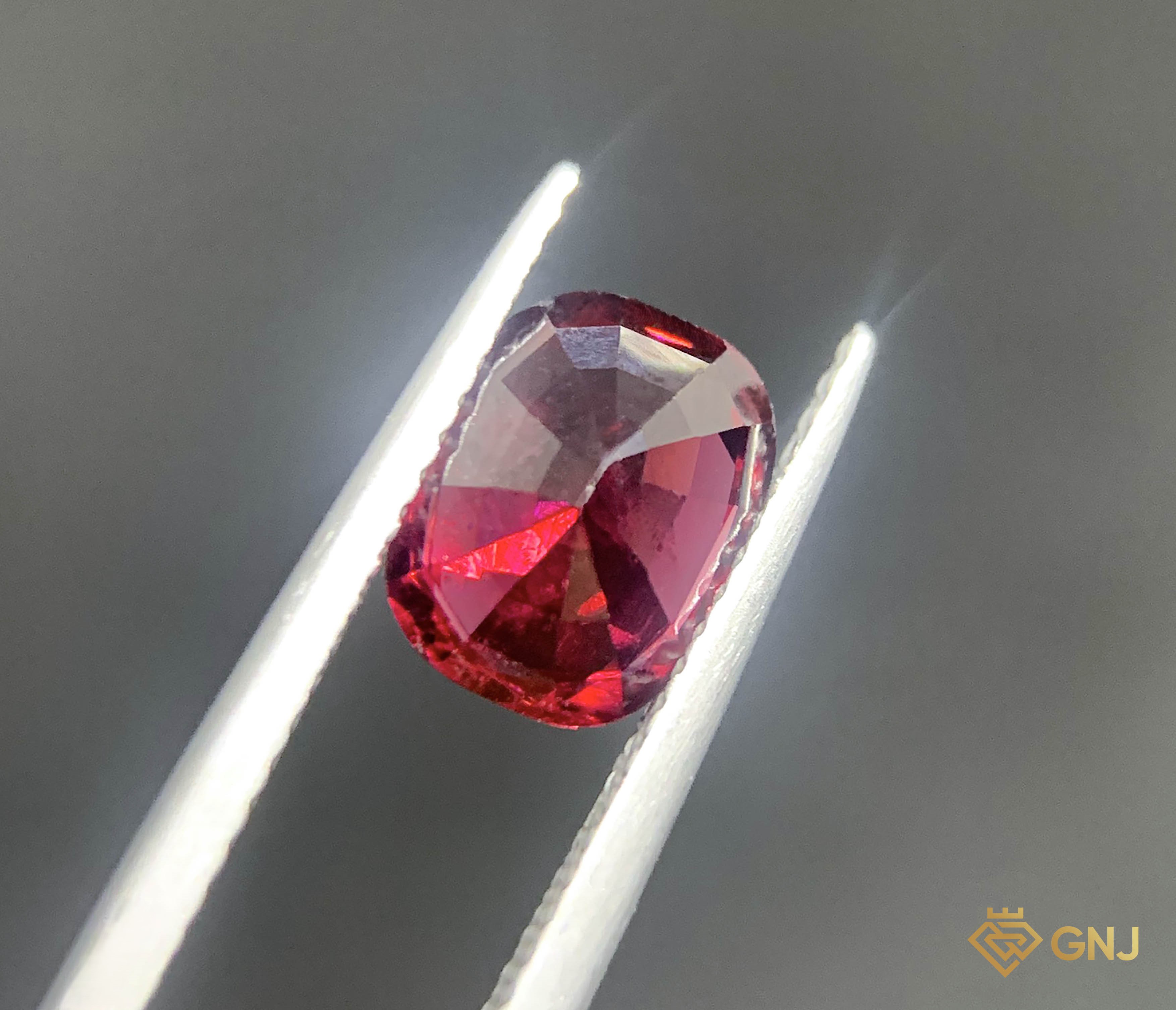 Viên Đá Garnet Tự Nhiên 2.65ct — Facet — chi tiết đá