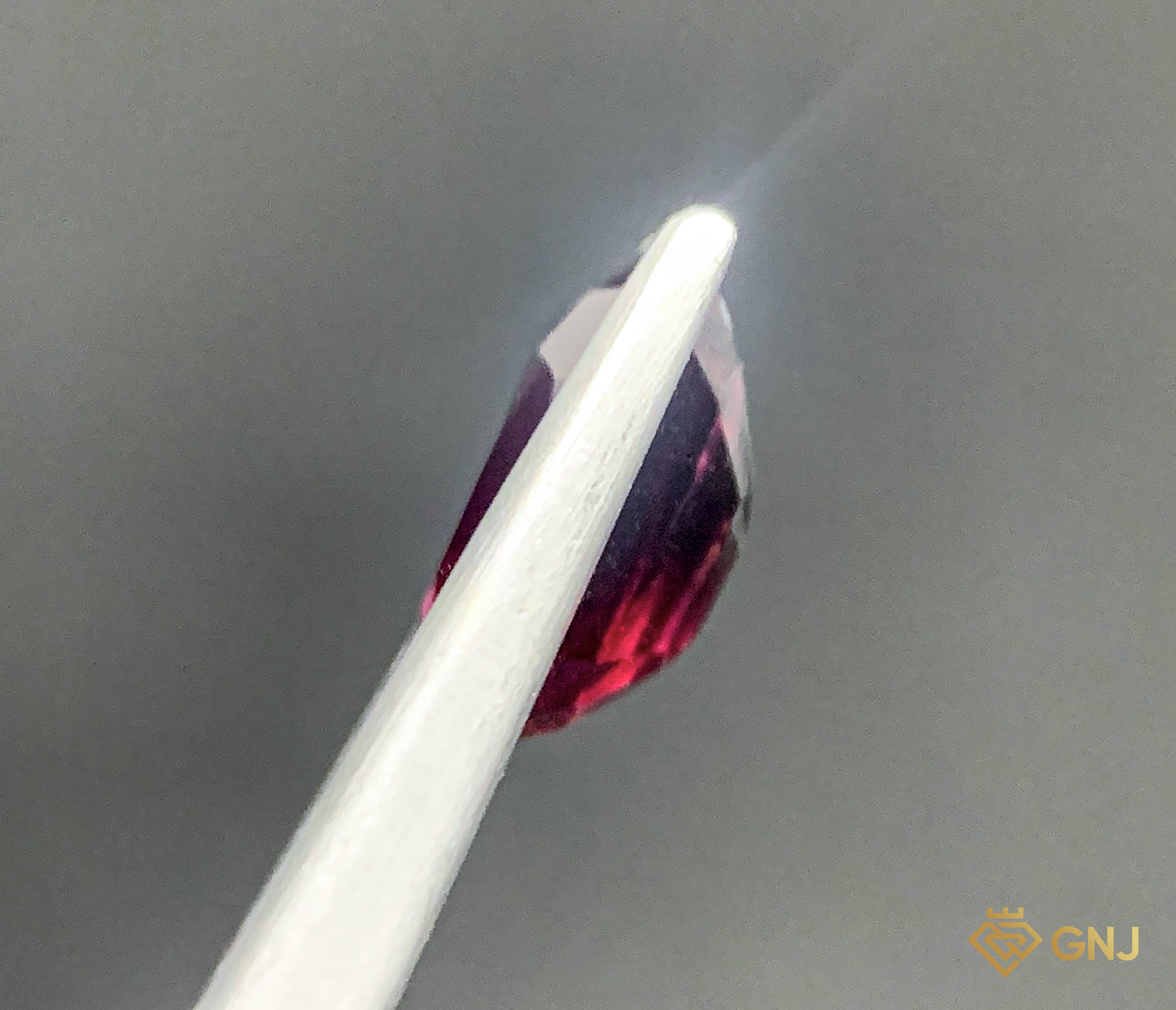 Garnet Tự Nhiên Đỏ 2.5ct - Facet — mặt bên