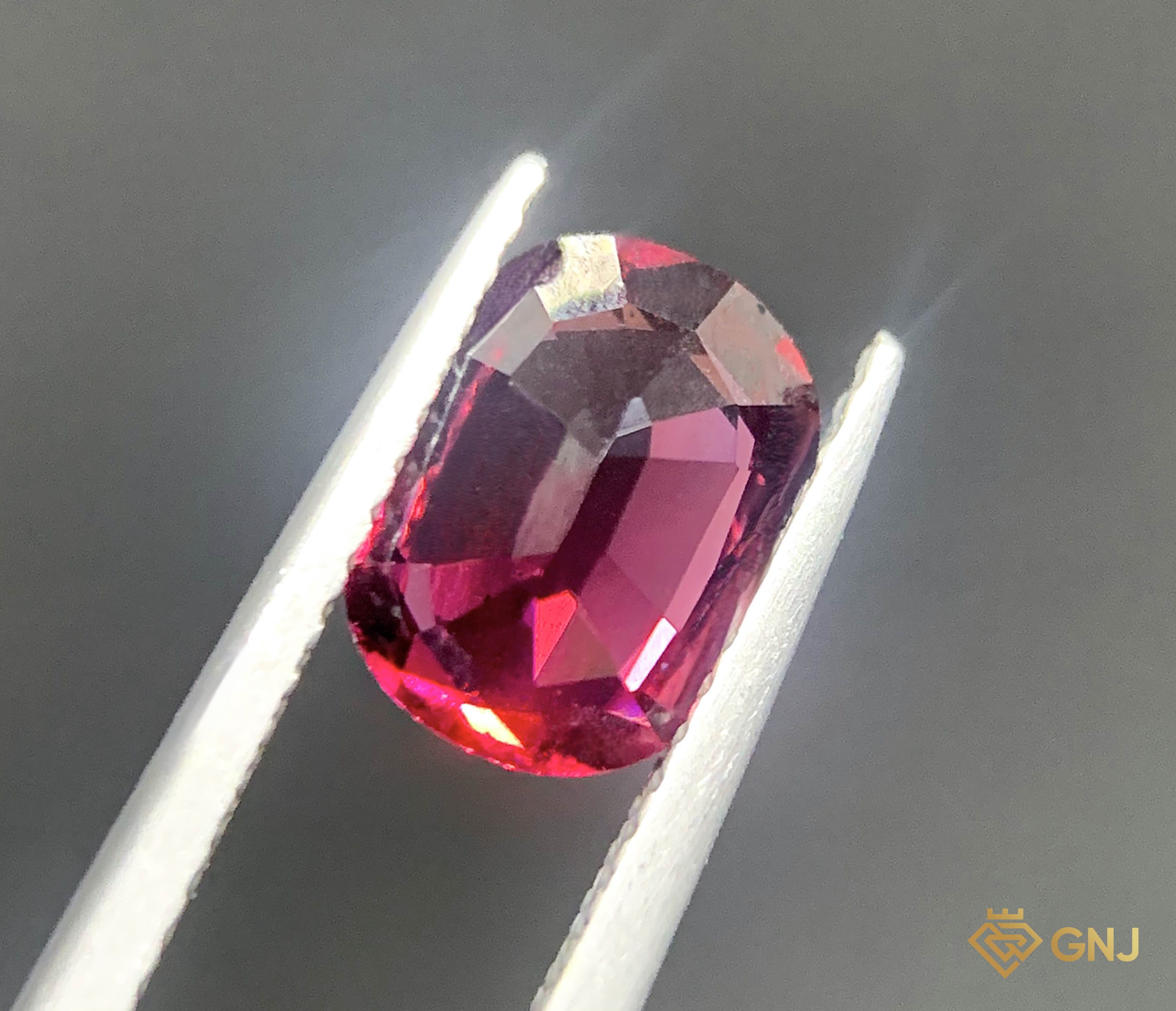 Garnet Tự Nhiên Đỏ 2.5ct - Facet — chi tiết đá