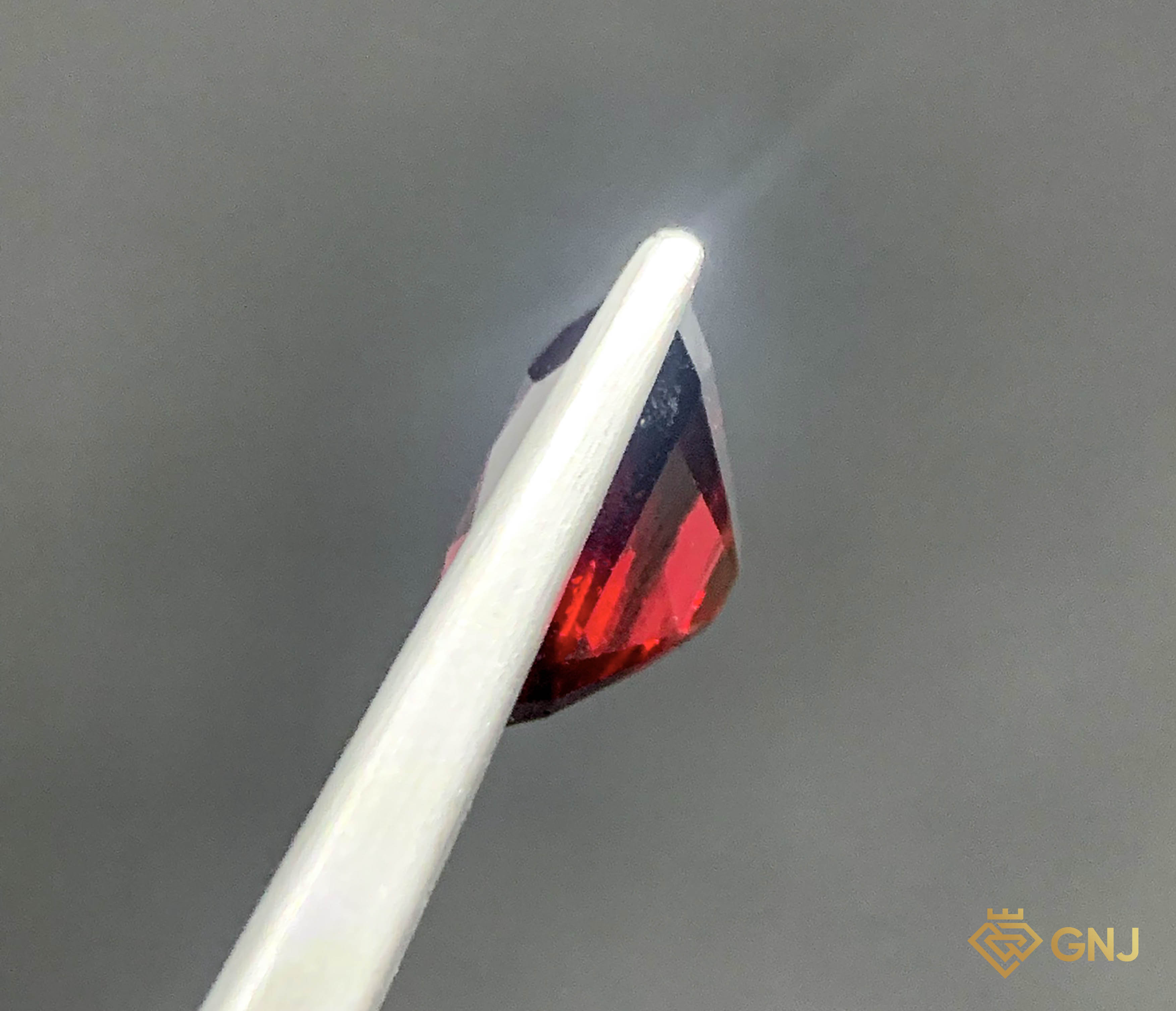 Garnet Tự Nhiên Đỏ 2.65ct - Facet — mặt bên