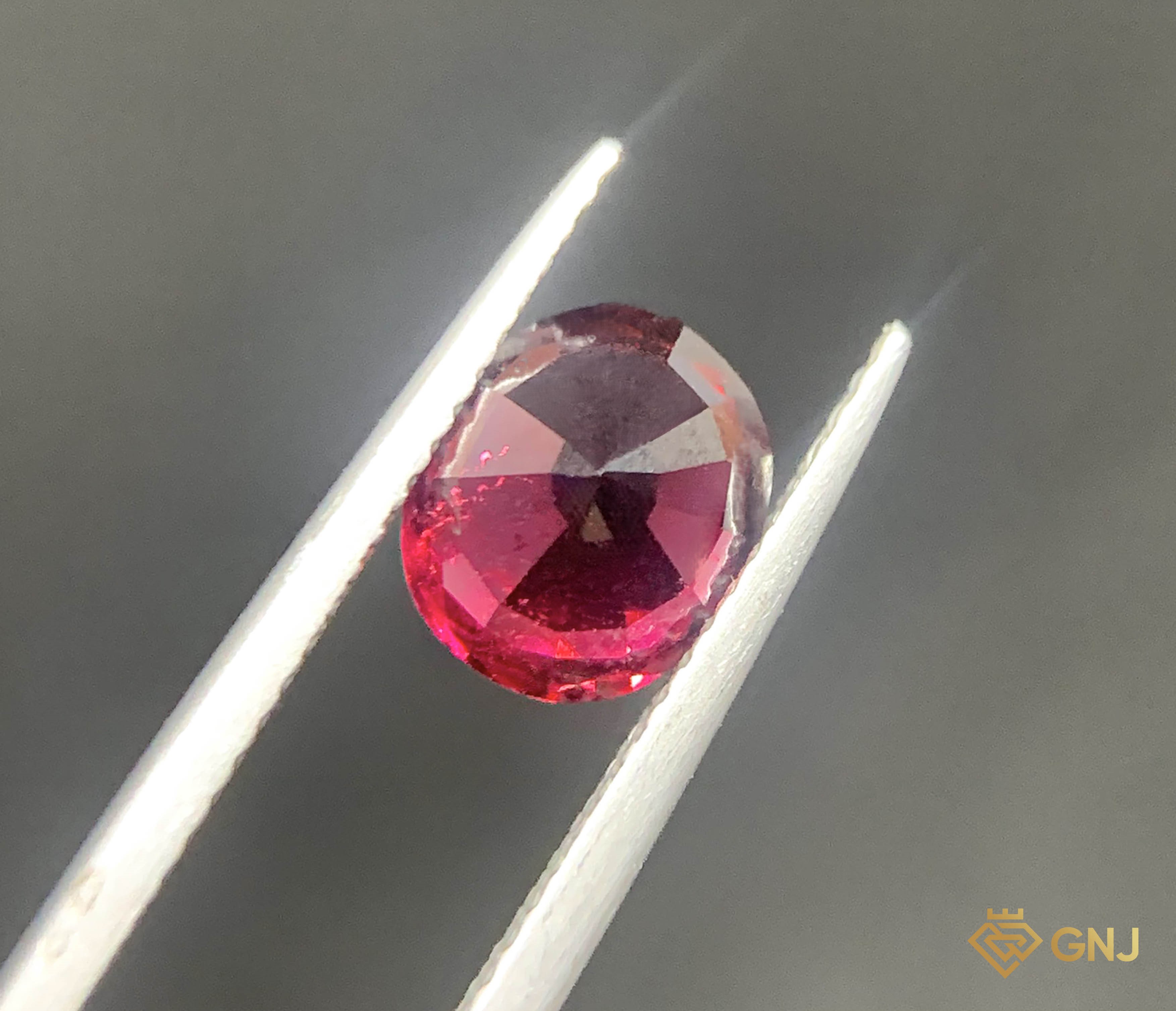 Garnet Tự Nhiên Đỏ 2.5ct - Facet — chi tiết đá