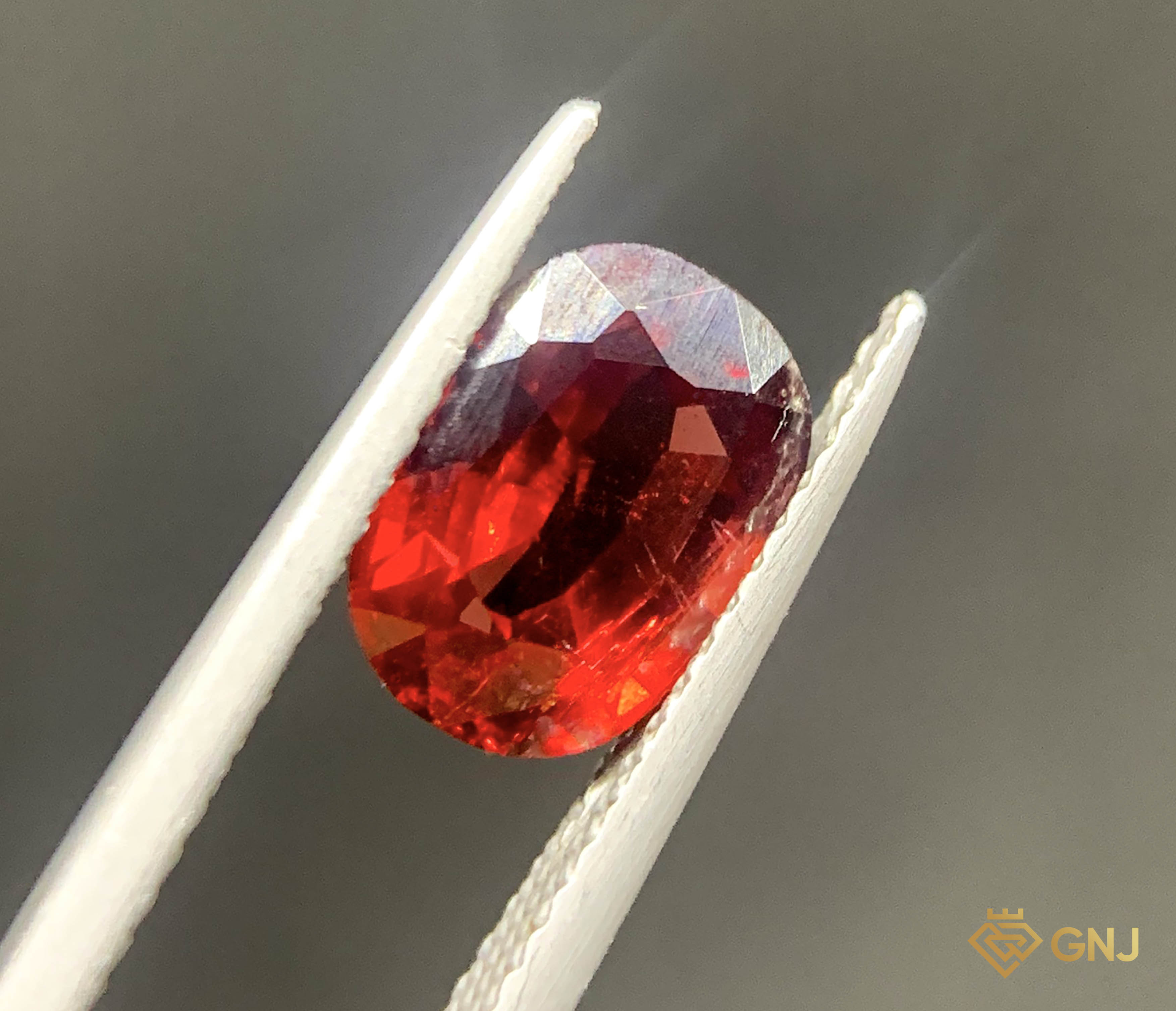Viên Đá Garnet Tự Nhiên 2.8ct — Facet — mặt trước, đá quý tự nhiên có kiểm định GNJ